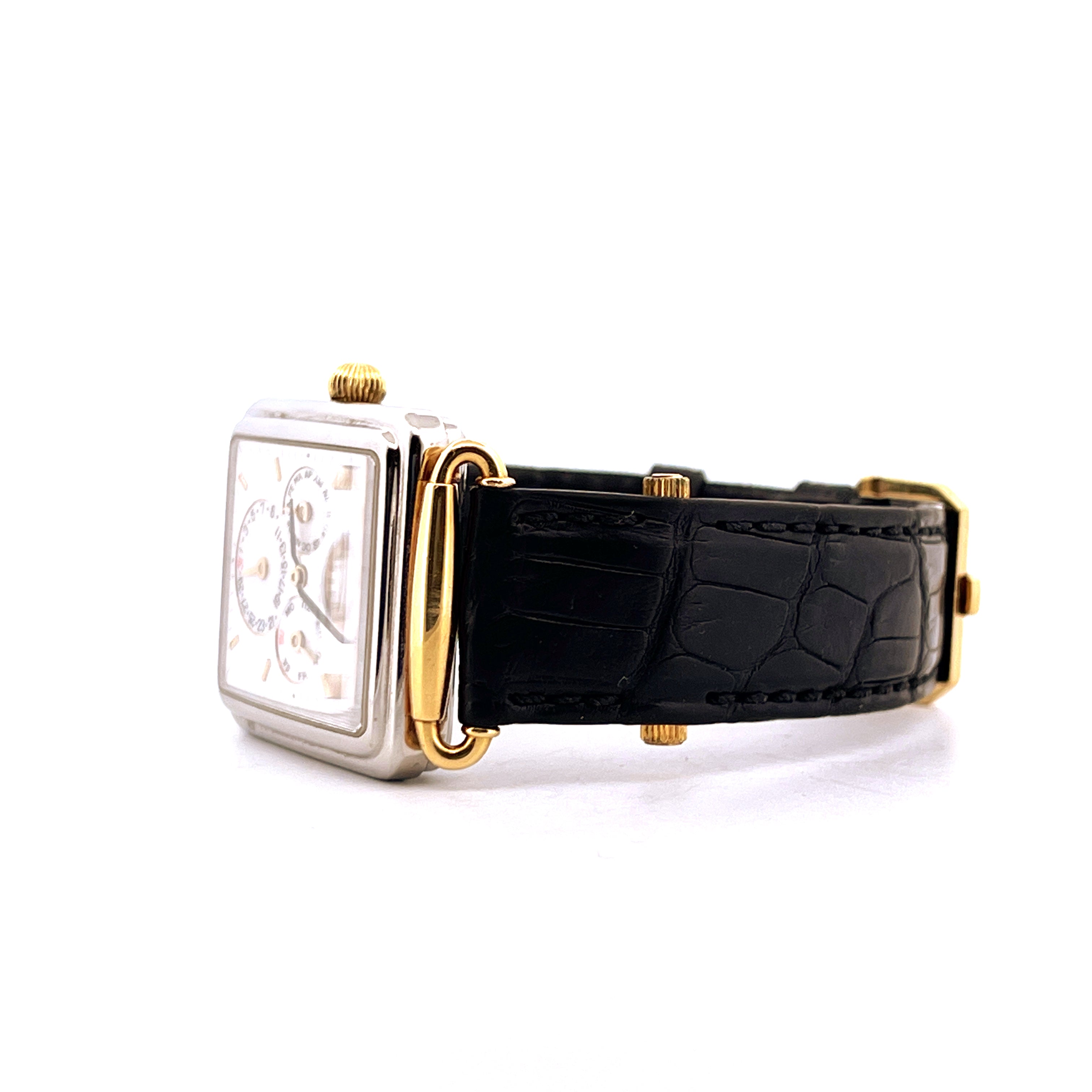Ulysse Nardin Michelangelo, Seitenansicht einer rechteckigen Stahl-Gold-Uhr mit schwarzem Kroko-Lederarmband auf weißem Hi…