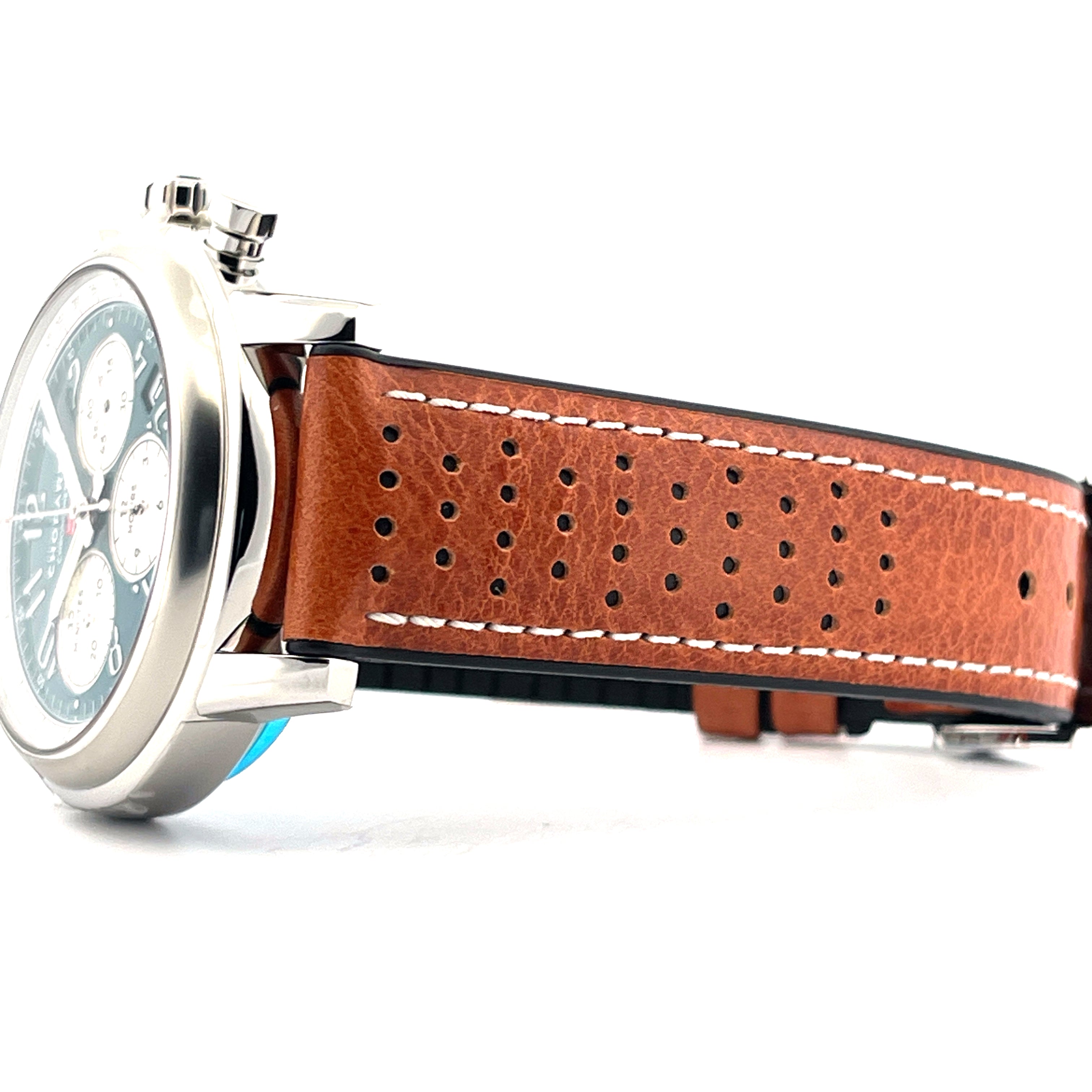 Seitenansicht einer Chopard Mille Miglia SYLT Edition Uhr mit braunem Lederarmband mit Perforation