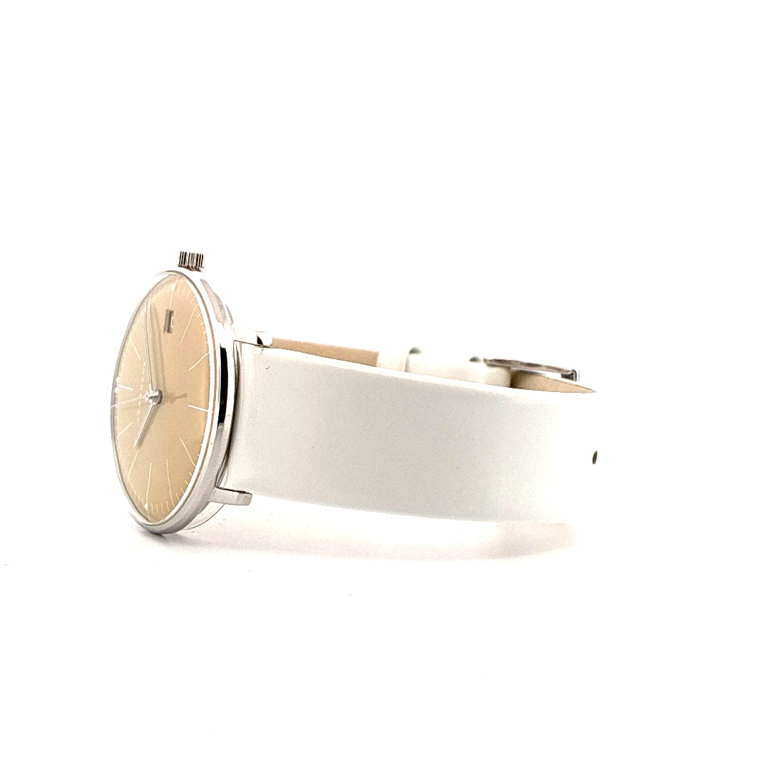 Junghans Max Bill Lady im Profil mit weißem Lederarmband und hellem Zifferblatt auf weißem Hintergrund
