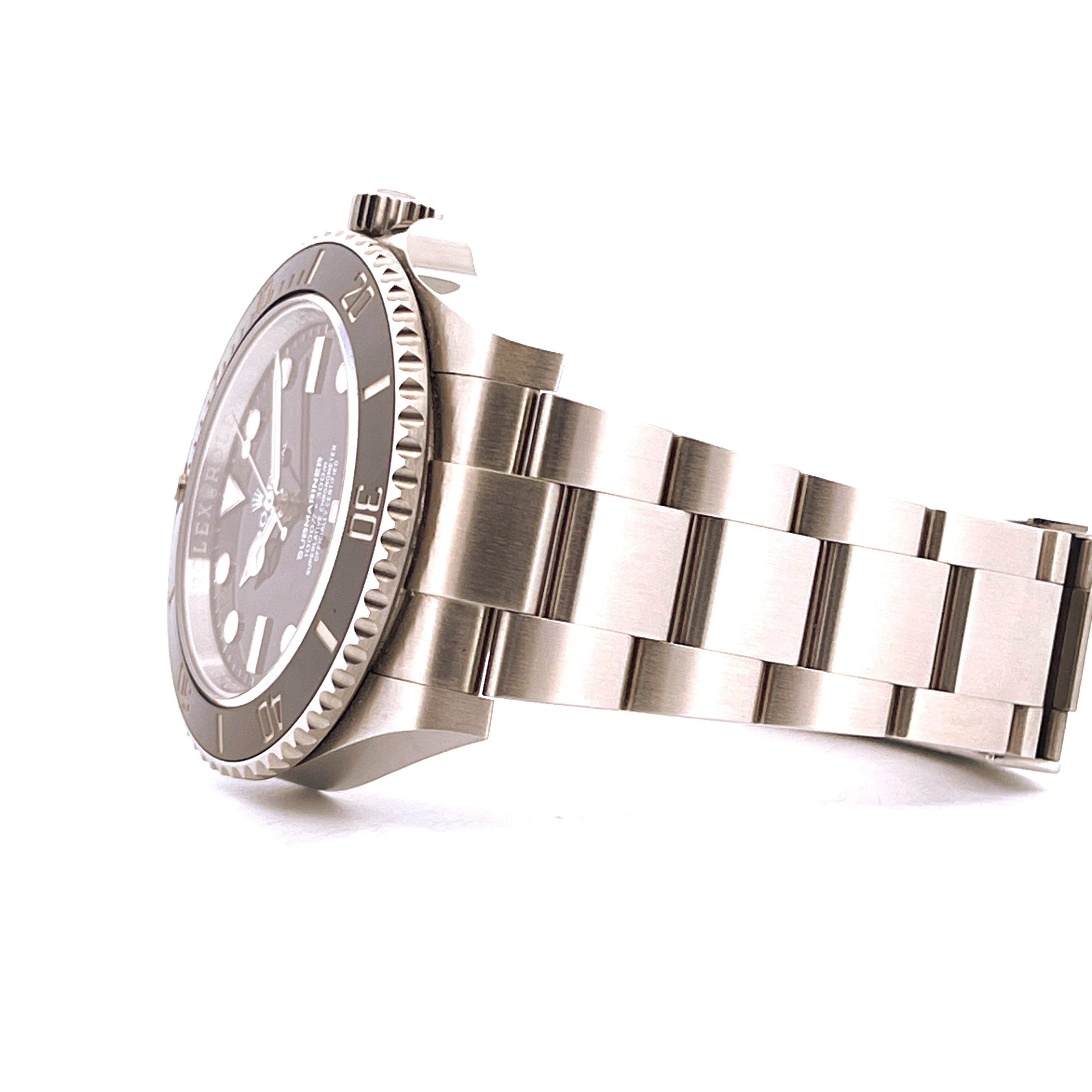 Rolex Submariner 124060 NoDate im Detail seitlich auf weissem Hintergrund, Stahlgehaeuse und Stahlarmband