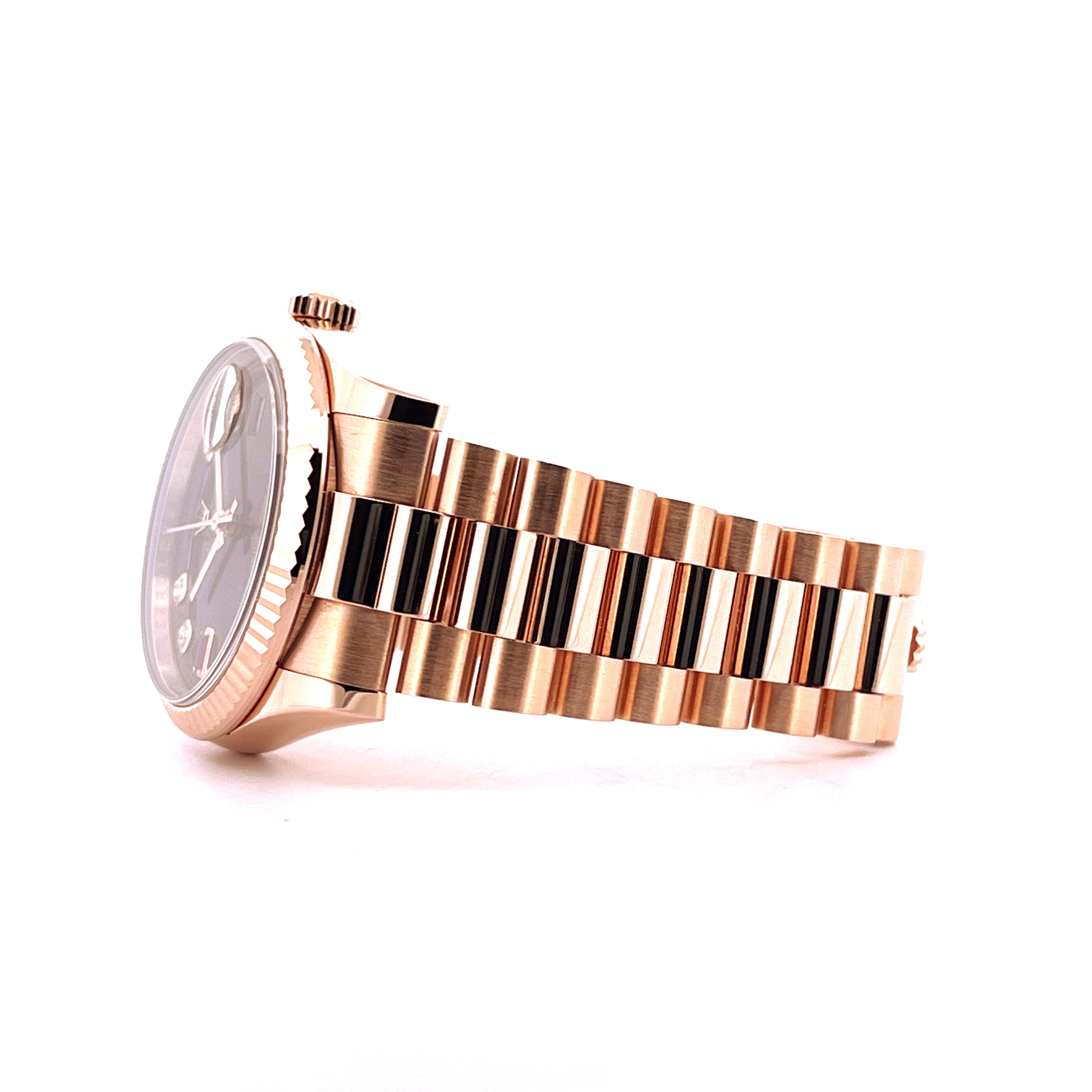 Rolex Day-Date 36 in Roségold mit charakteristischem Präsidentenarmband und Riffellünette von der Seite fotografiert