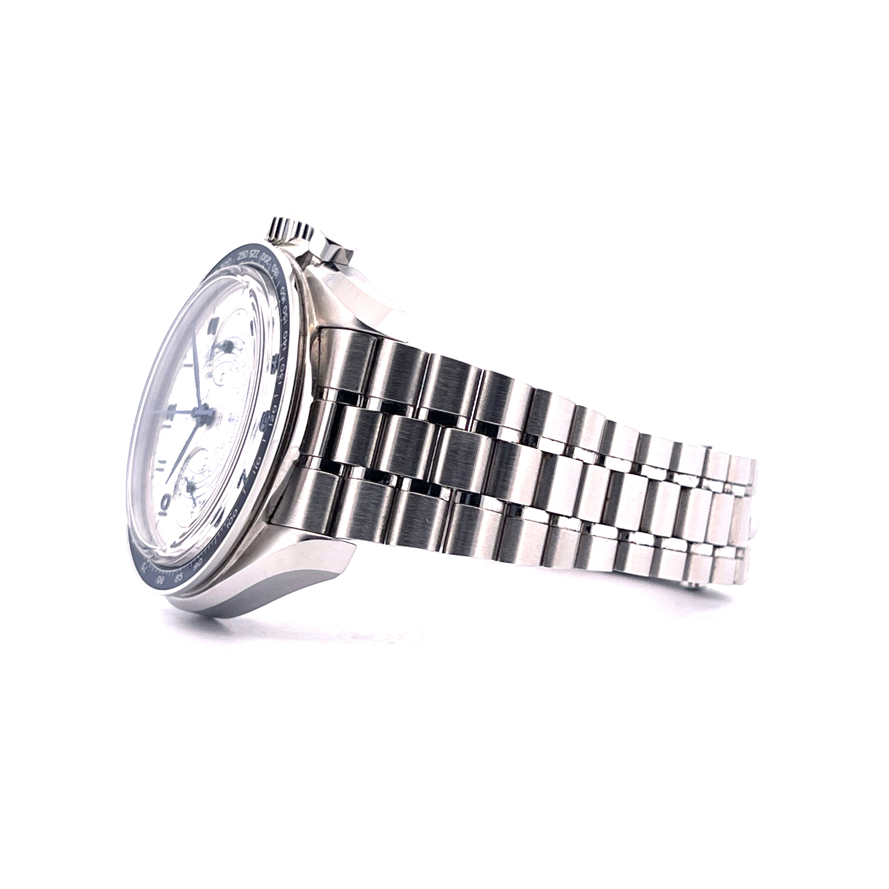 Omega Chronoscope Co-axial Master Chronometer im Profil aus Edelstahl auf weißem Hintergrund mit silbernem Zifferblatt