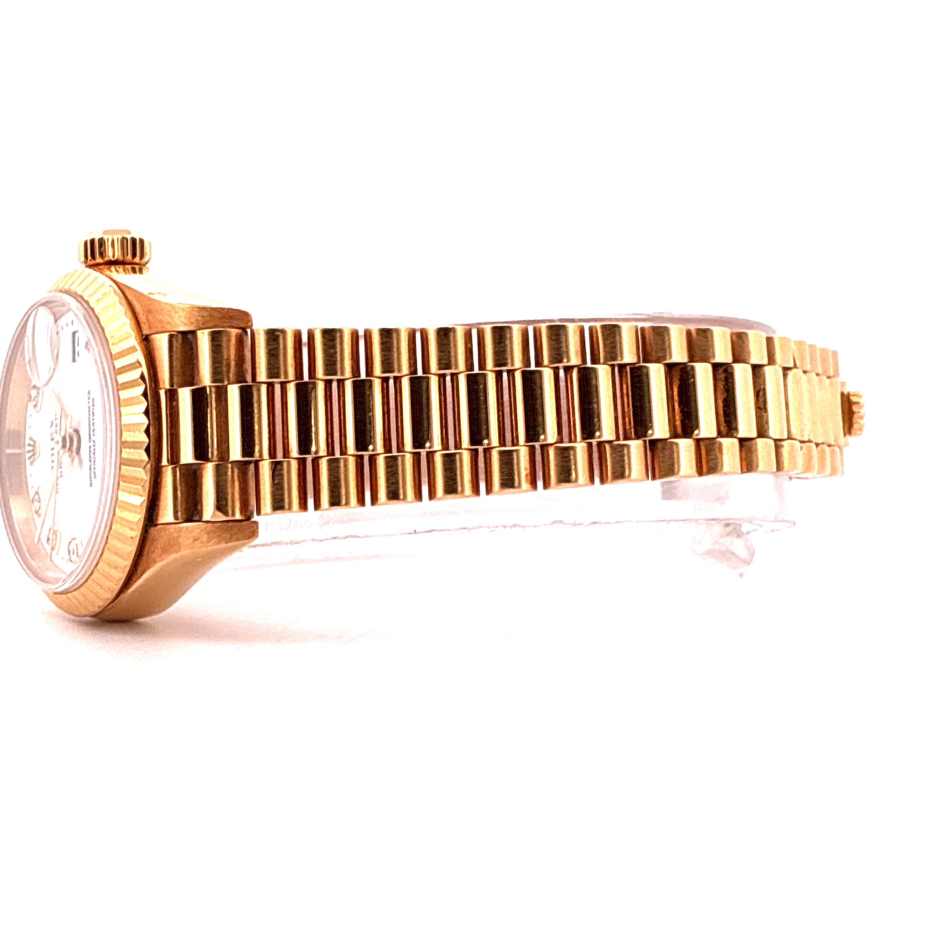 Rolex Lady-Datejust in Roségold, Seitenansicht einer goldenen Uhr mit geflochtenem Armband auf weißem Hintergrund