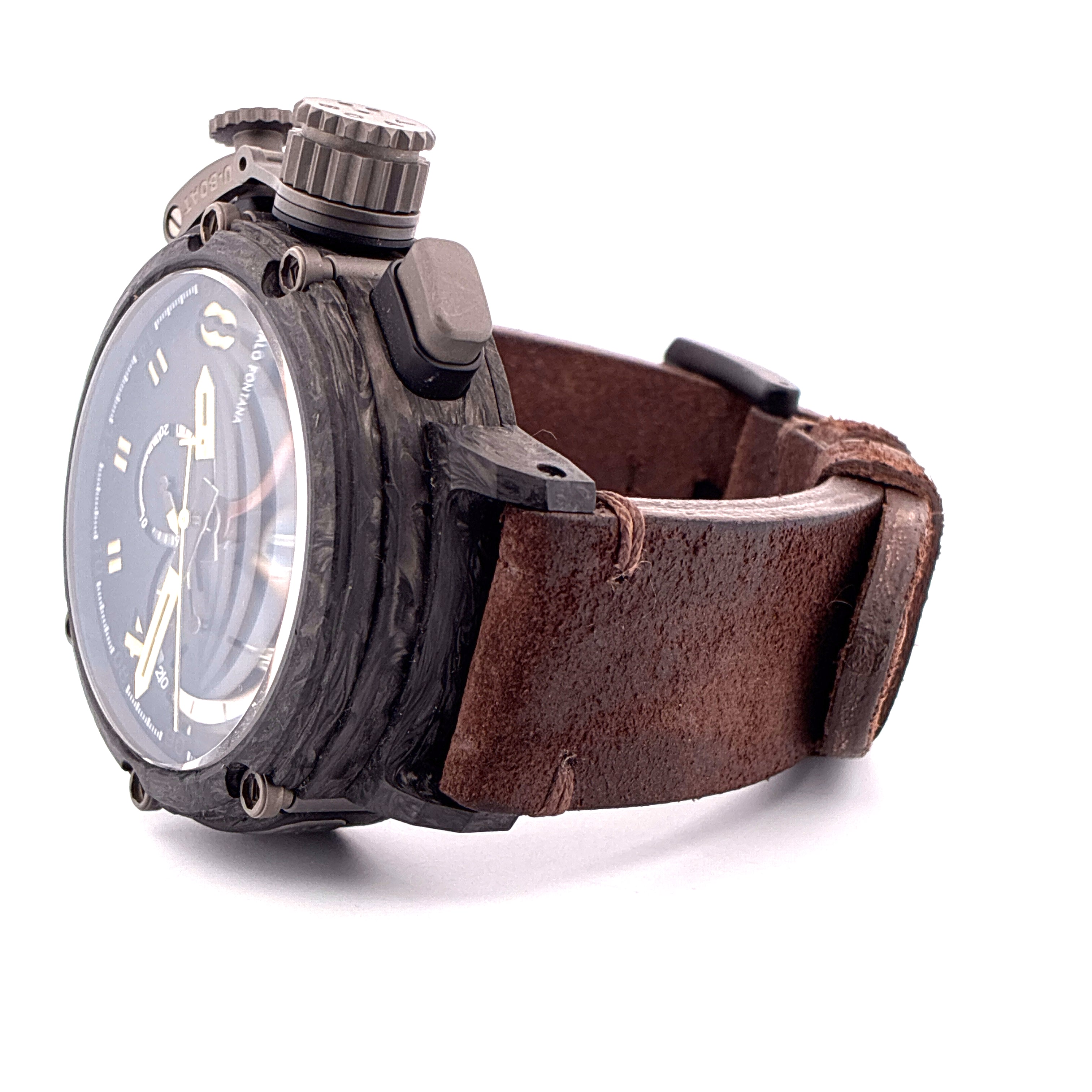 U-BOAT Chimera 48 mm Automatik mit Carbon-Gehäuse und braunem Lederarmband von der Seite