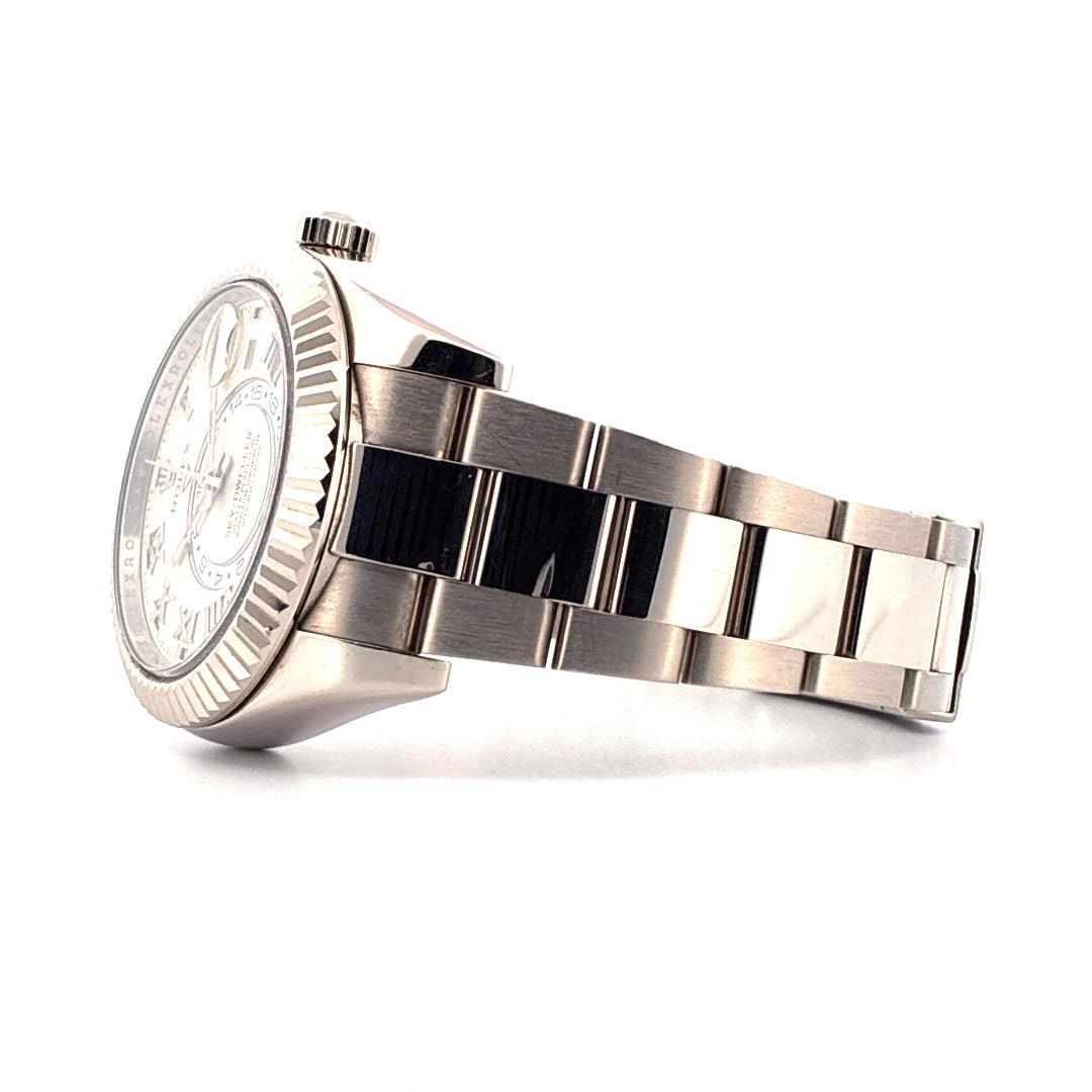 Rolex Sky Dweller 42mm Weißgold von der Seite mit weißem Zifferblatt und Edelstahlarmband
