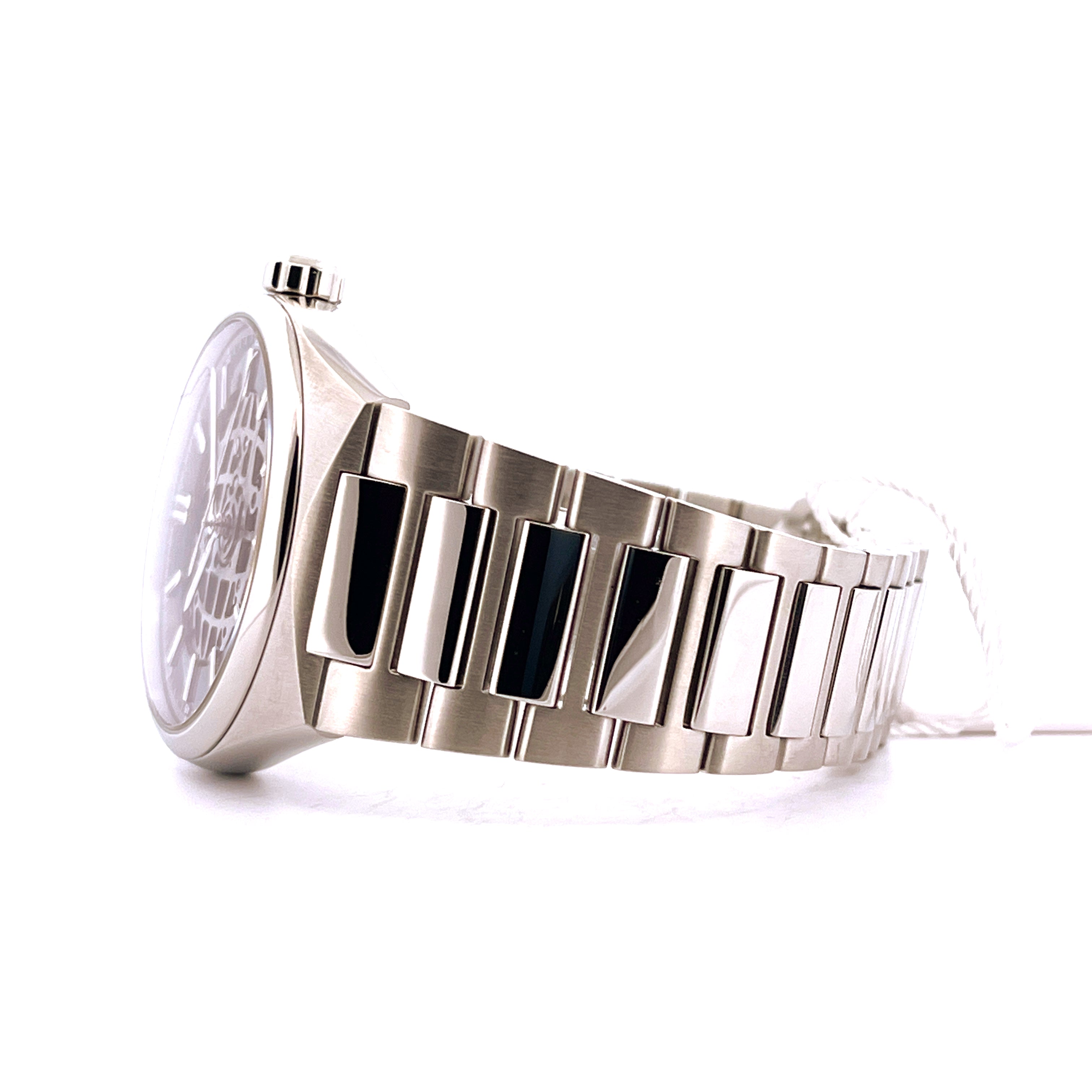 Frederique Constant Highlife Automatic Skeleton Blue im Seitenprofil auf weißem Hintergrund mit Edelstahlarmband