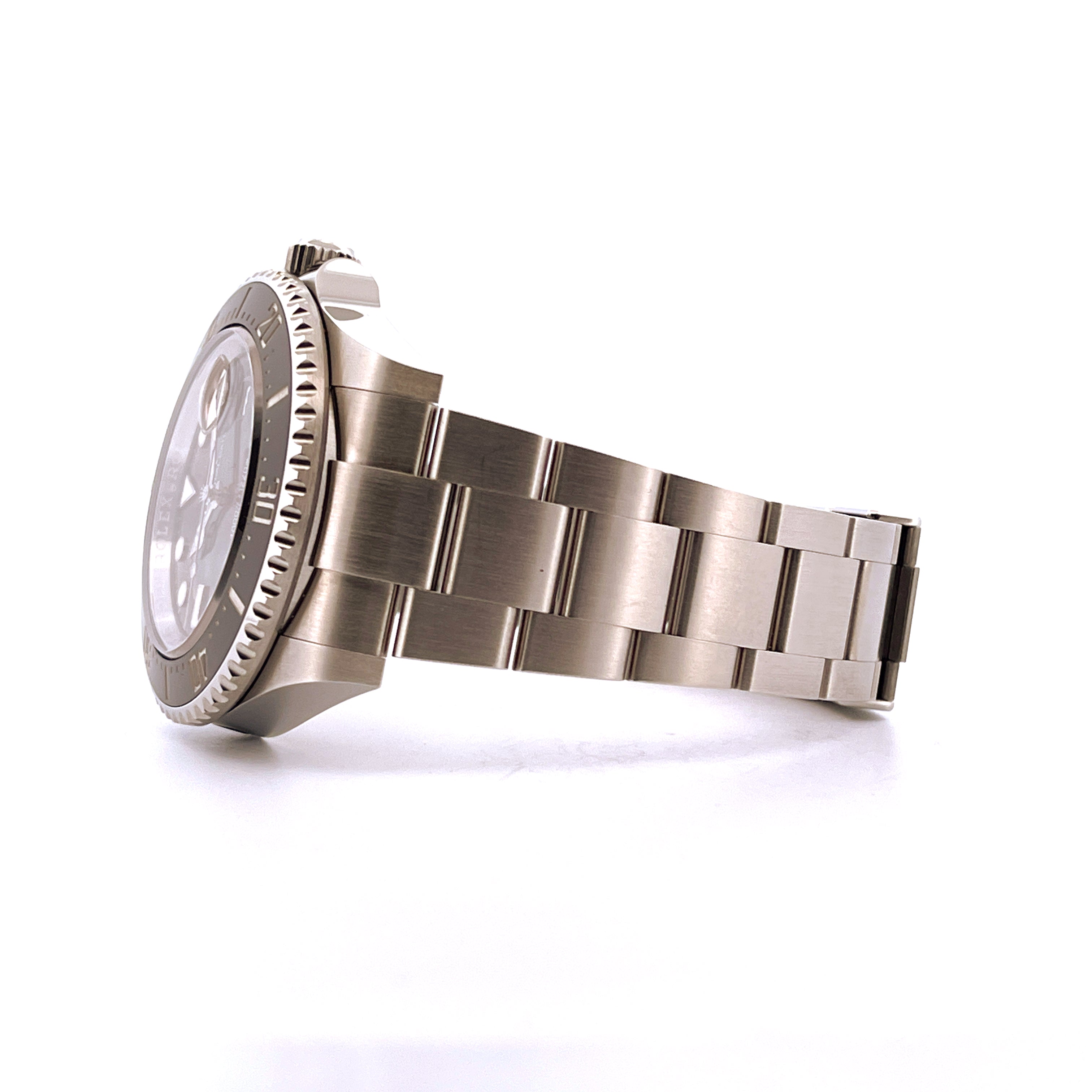 Rolex Sea-Dweller Ref 126600 im Profil mit Stahlarmband auf weißem Hintergrund