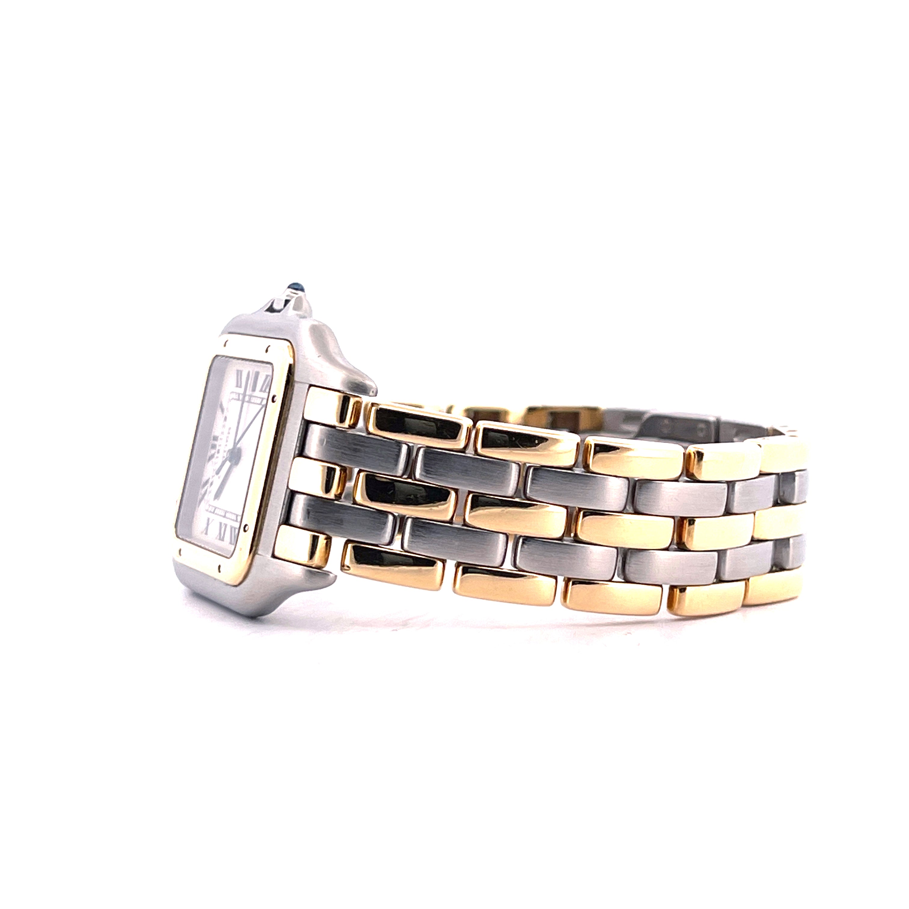 Seitenansicht einer Cartier Panthère Uhr mit Bicolor-Armband aus Edelstahl und Gold auf weißem Hintergrund