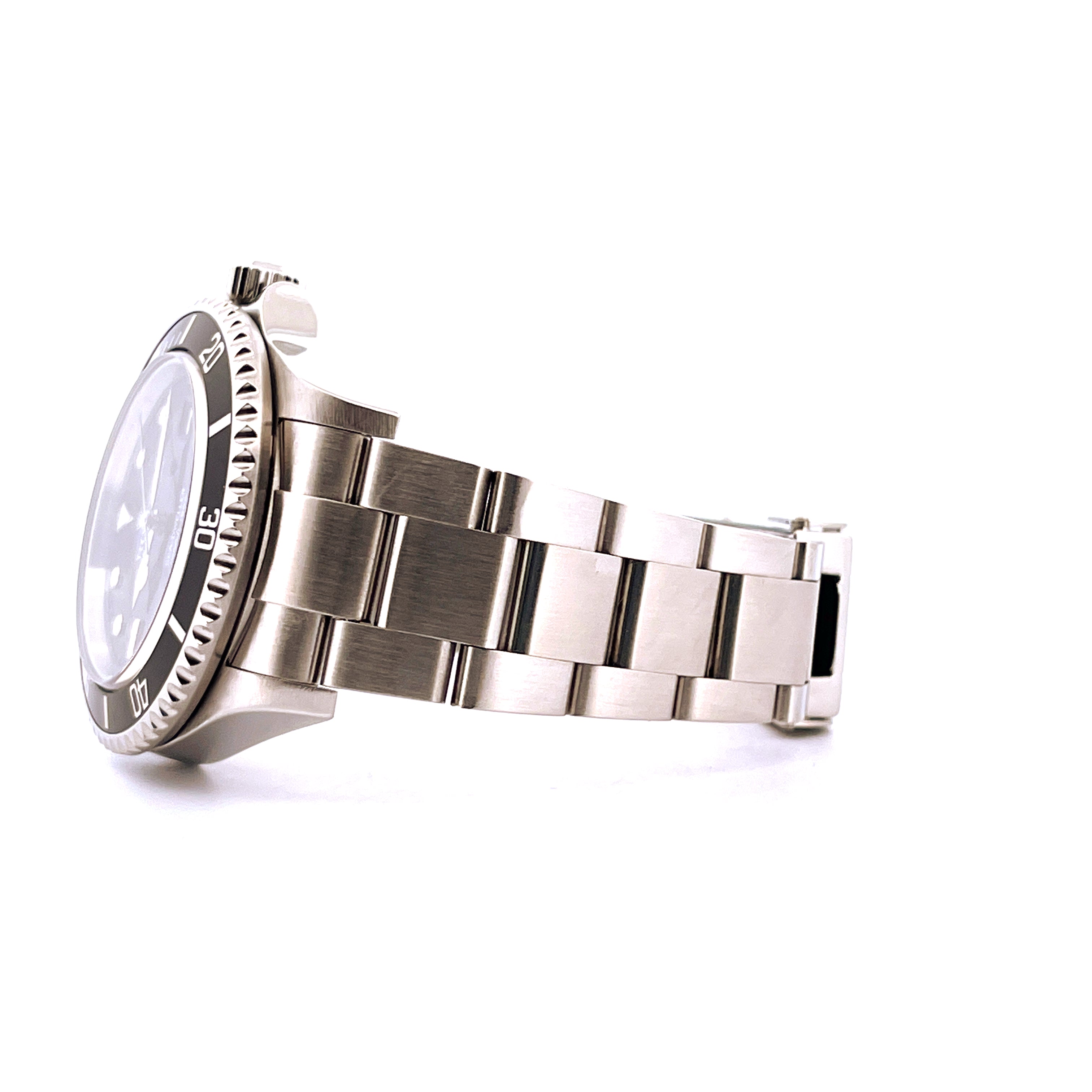 Rolex Sea-Dweller 4000 von der Seite Stahlgehäuse und Armband mit Detail der Lünette auf weißem Hintergrund