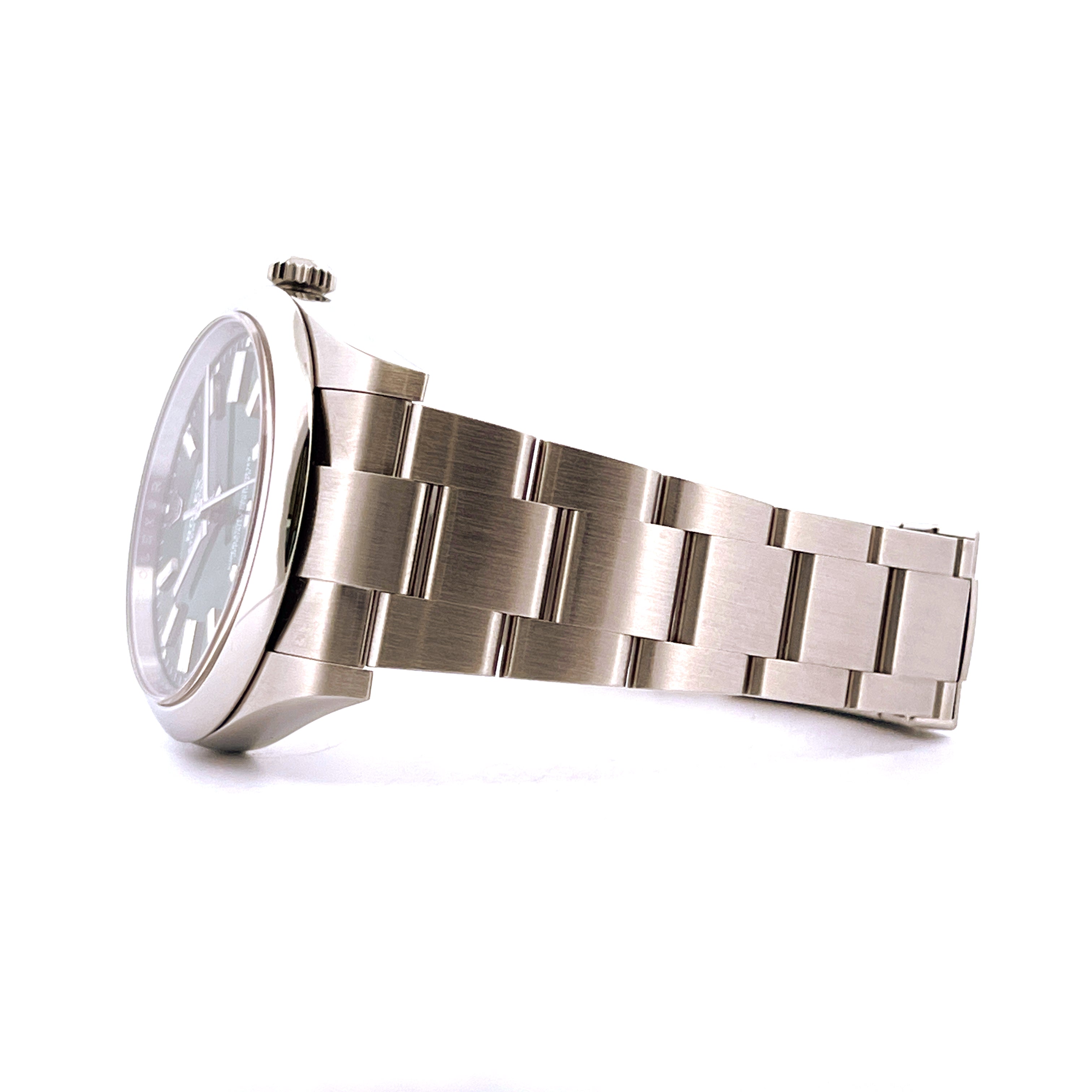 Seitenansicht einer Rolex Oyster Perpetual 41 Green aus Stahl mit gerader Ansicht des Armbands auf weißem Hintergrund