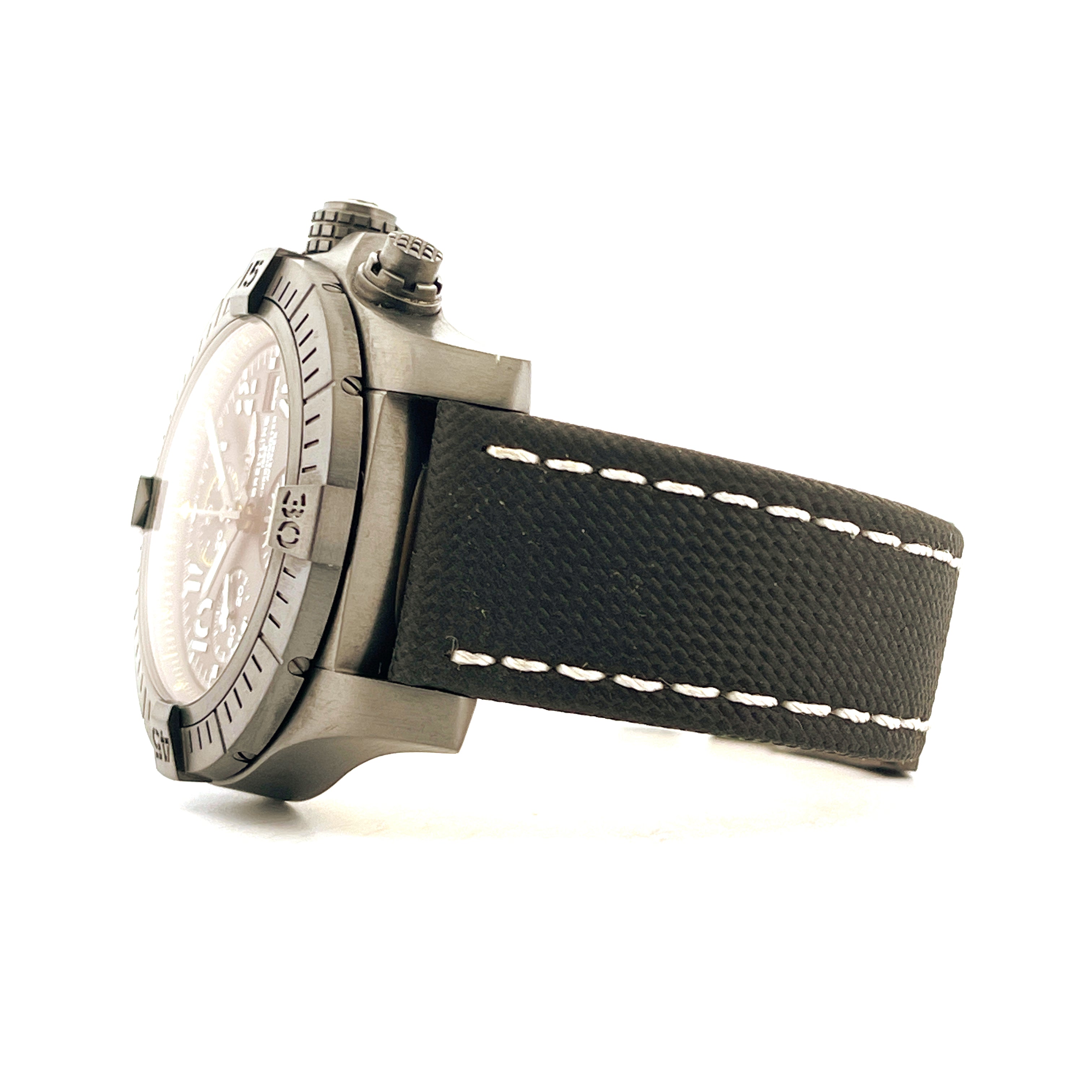 Seitenansicht eines Breitling Avenger Chronograph Night Mission Uhrengehäuses aus Titan DLC mit schwarzem Armband mit weiß…