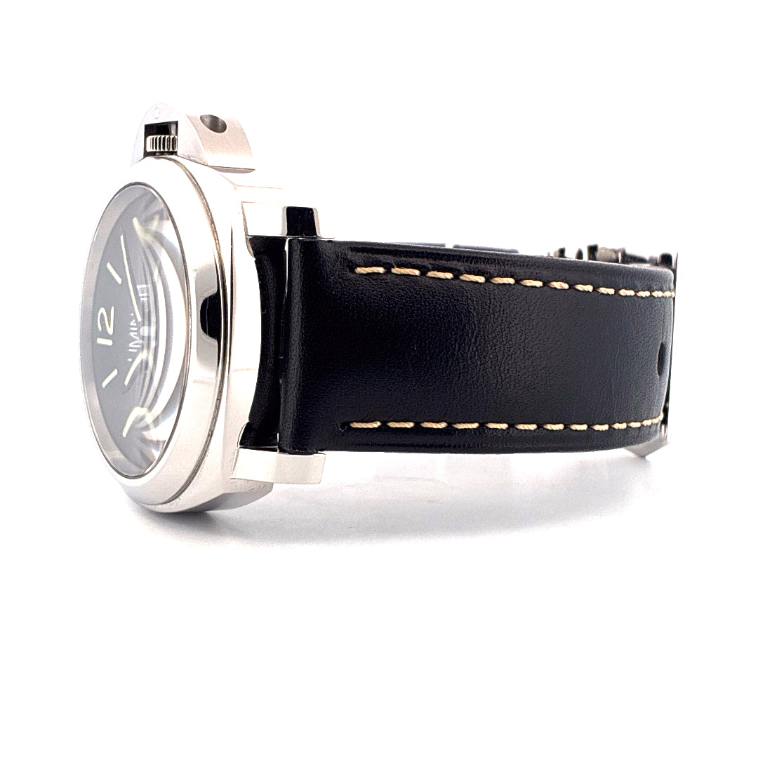 Panerai Luminor Base Logo 2018 Seitenansicht mit schwarzem Lederarmband und poliertem Edelstahlgehäuse