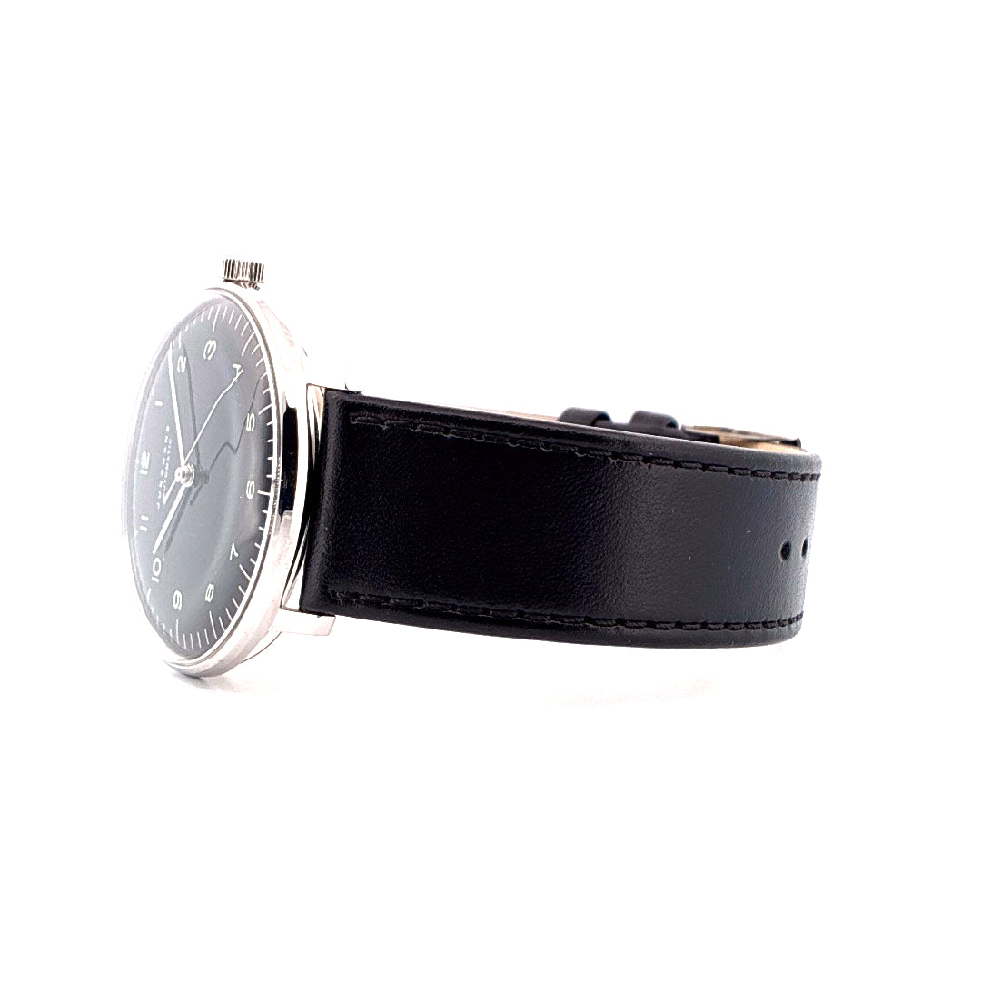Seitenansicht einer Junghans Max Bill Automatic Uhr mit schwarzem Lederarmband auf weißem Hintergrund