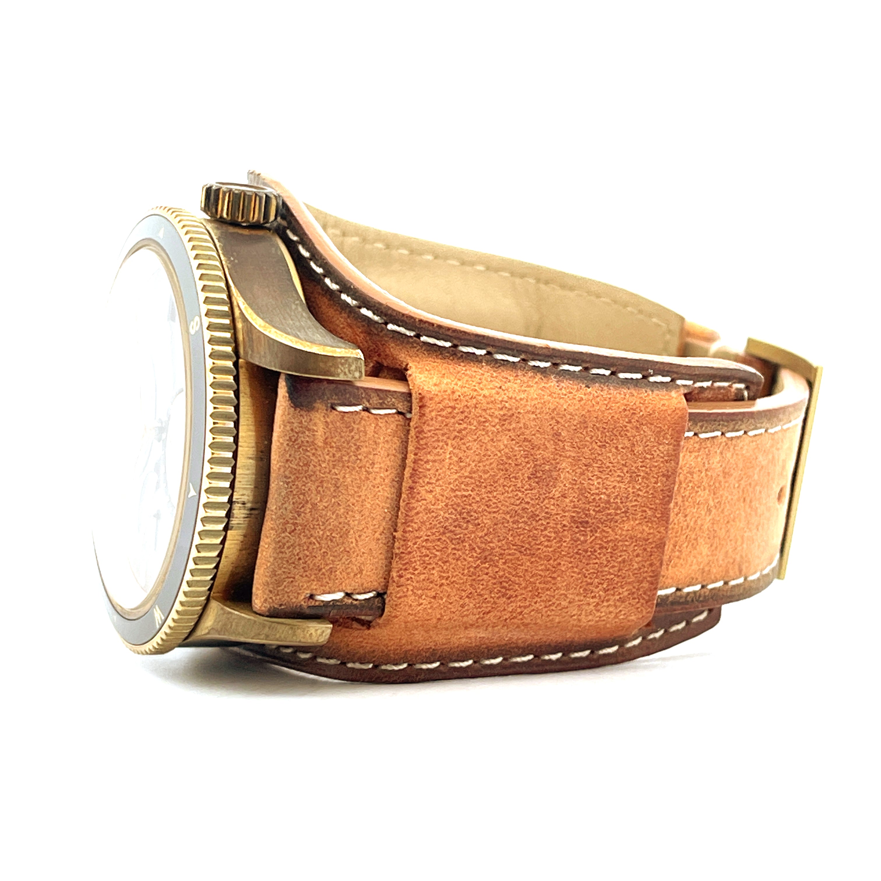 Montblanc 1858 Geosphere Limited Edition aus Bronze mit Lederarmband und feiner Naht, Seitenansicht