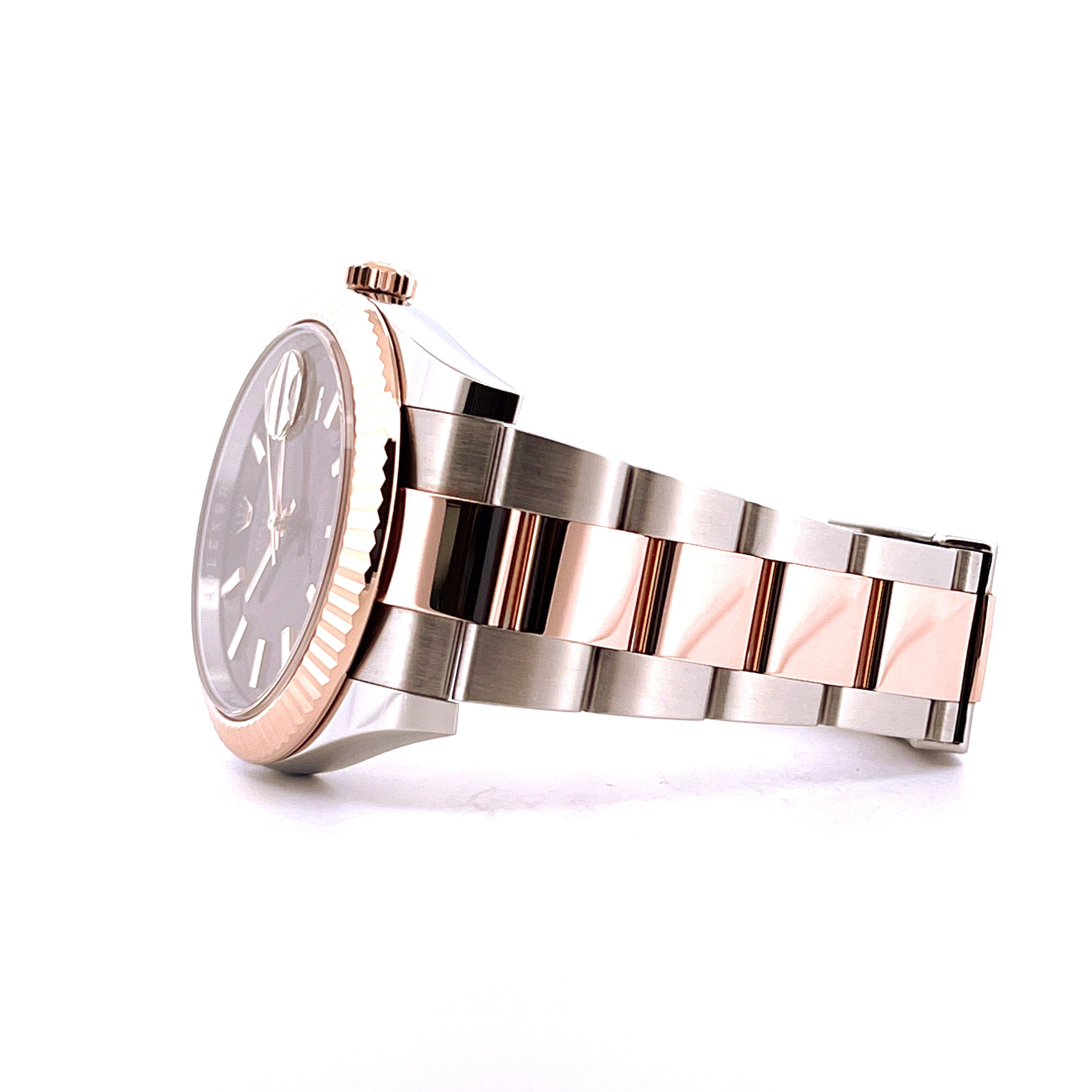 Rolex Datejust 41 Steel&Gold Chocolate im Seitenprofil mit dunkelgrauem Zifferblatt und bicolor-Armband