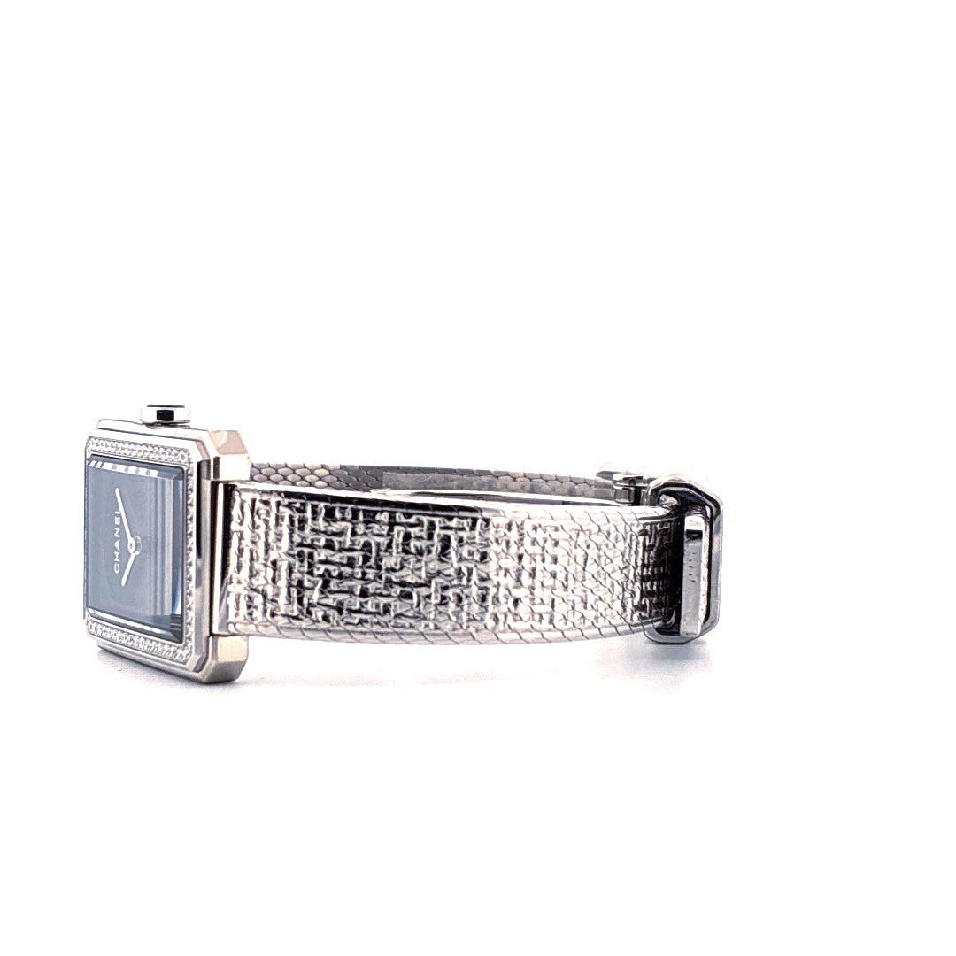 Chanel Boyfriend Uhr in Seitenansicht mit silbernem Gehäuse, Diamanten, grauem Zifferblatt und geflochtenem Armband