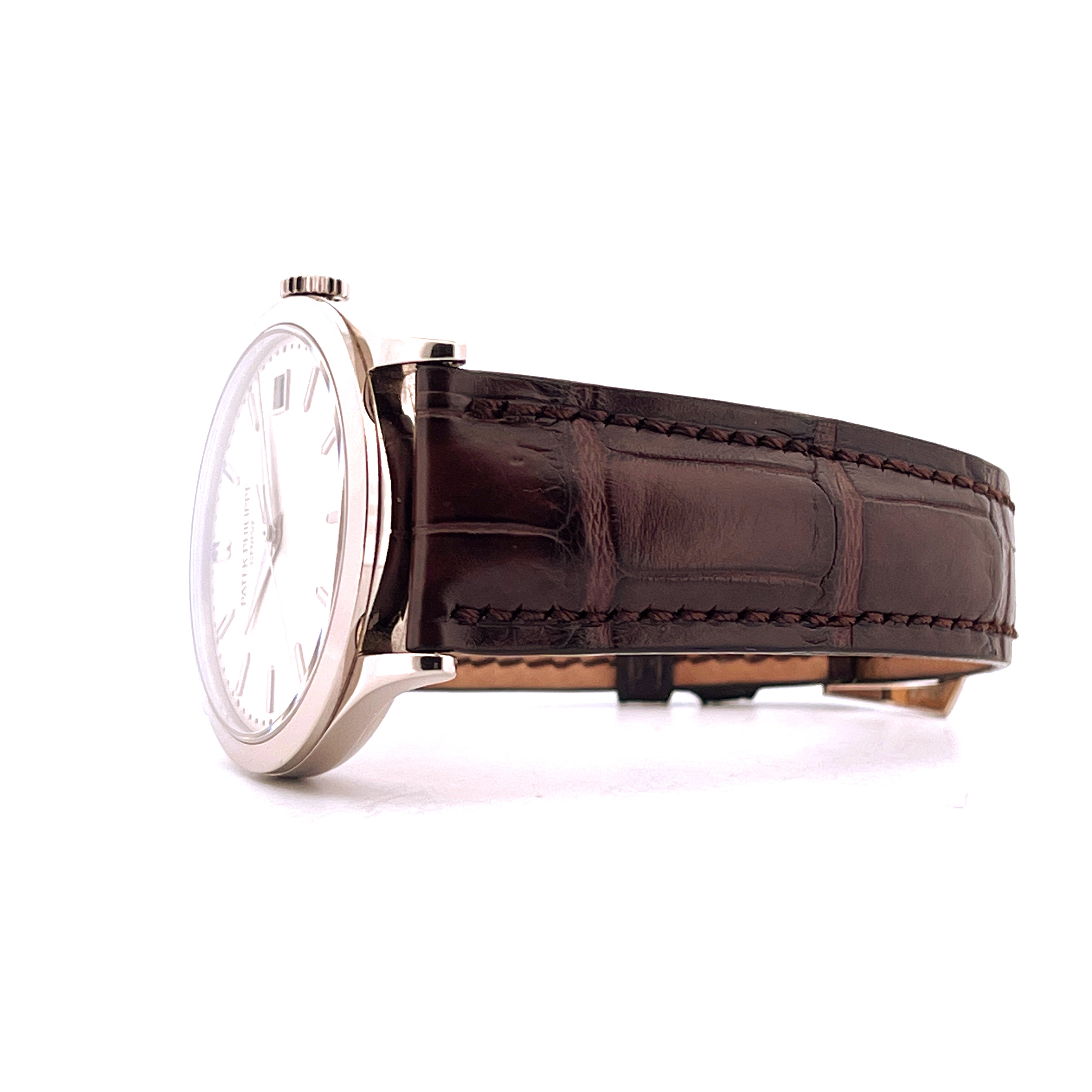 Patek Philippe Calatrava 5296G-010 Seitenansicht mit weißem Zifferblatt und braunem Krokodillederarmband