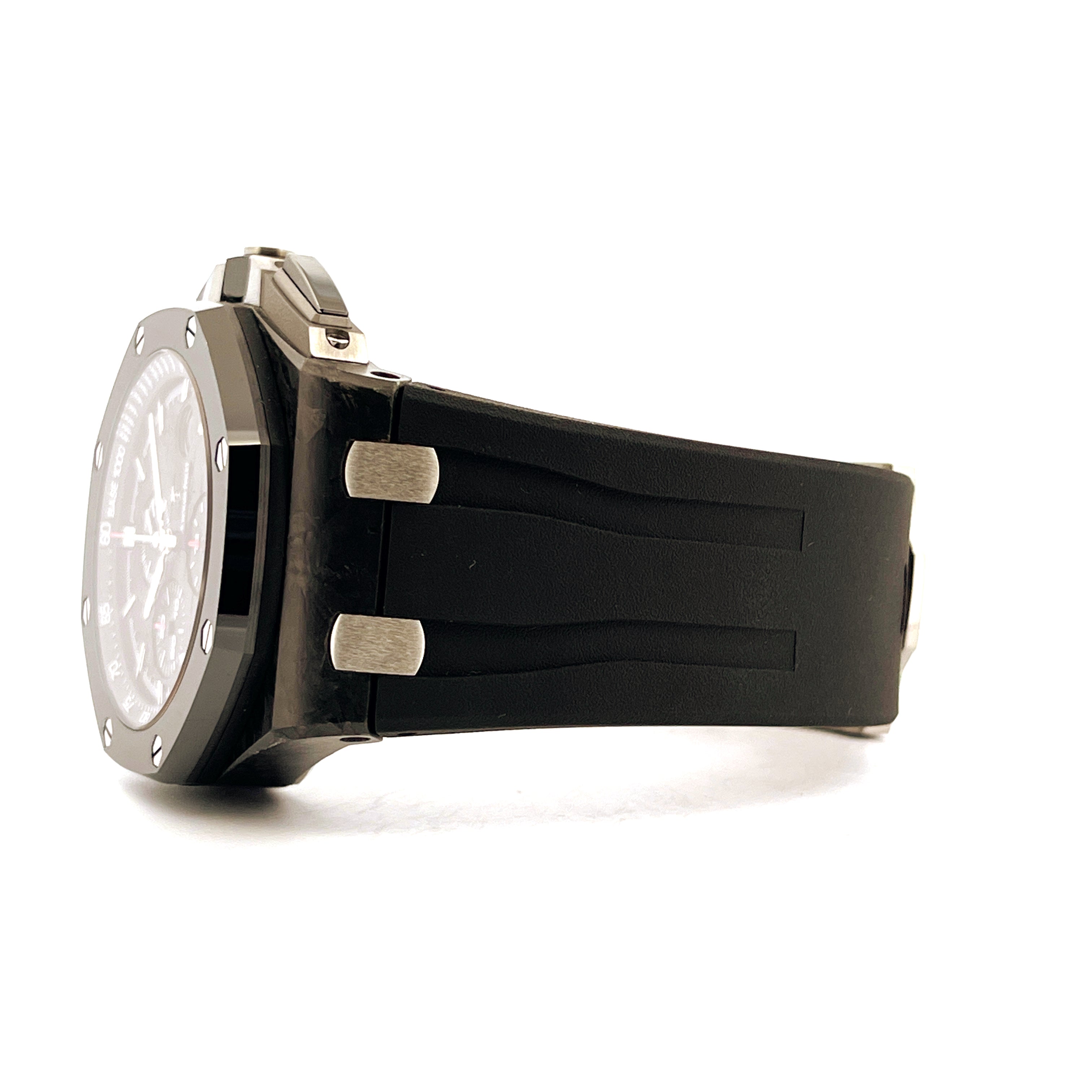 Audemars Piguet Royal Oak Offshore im Carbon-Gehäuse, schwarzes Kautschukband, Seitenansicht auf weißem Hintergrund