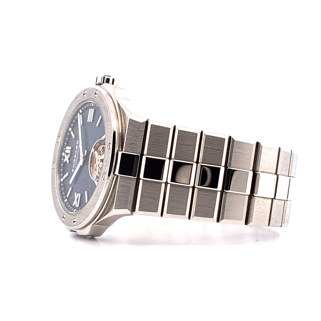 Chopard Alpine Eagle Flying Tourbillon in Stahl, Seitenansicht mit grauem Zifferblatt und stählernem Gliederarmband