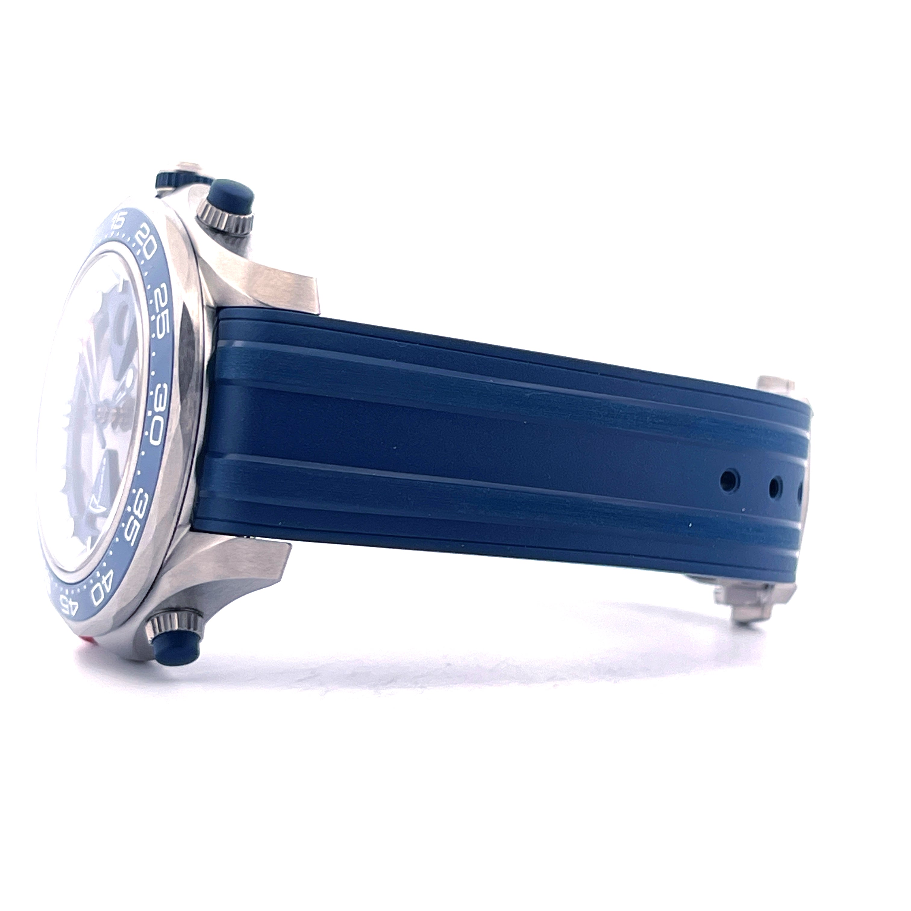 Omega Seamaster Regatta America's Cup 47 mm Titan, blaue Kautschukband-Seitenansicht