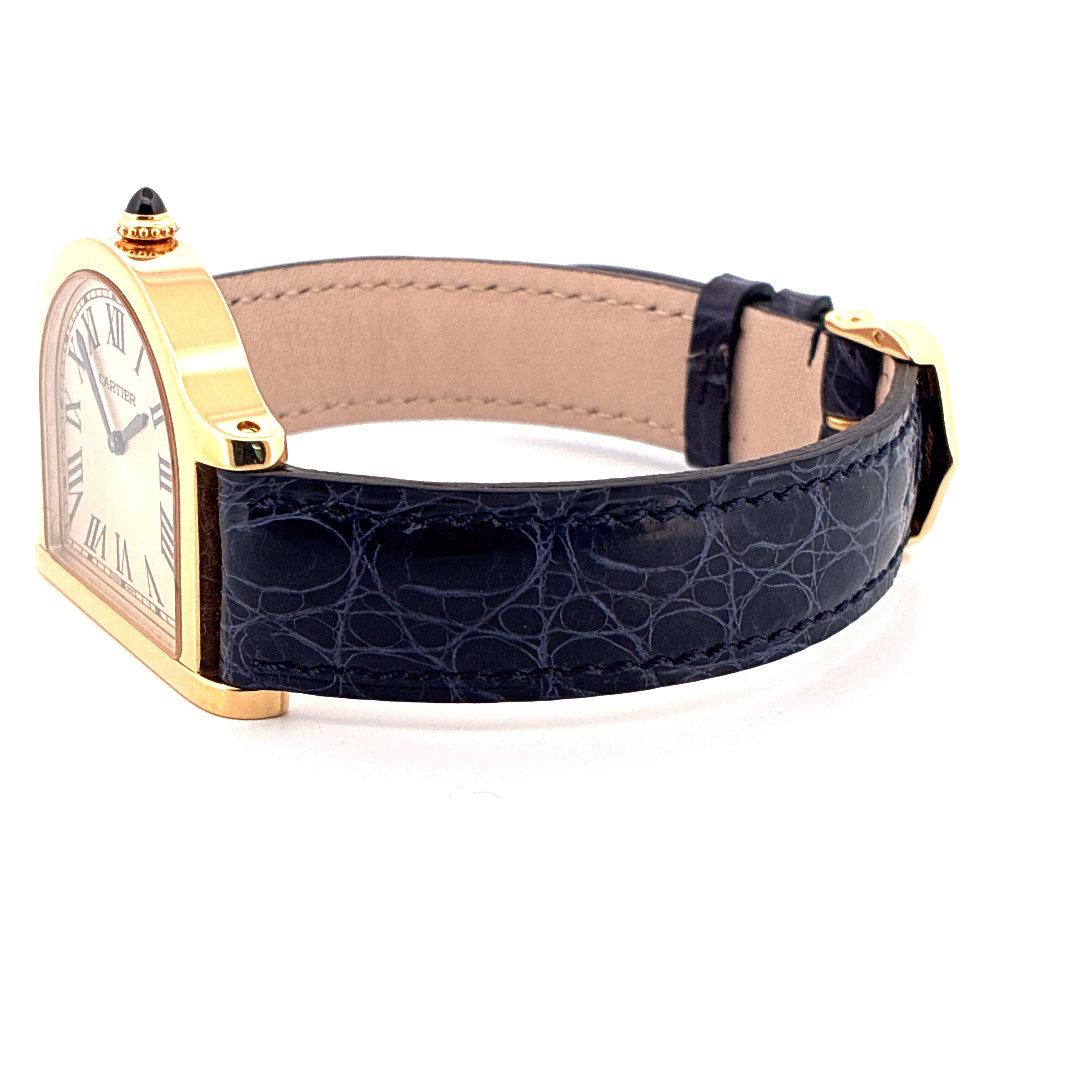 Seitenansicht einer Cartier Cloche de Cartier Damenuhr aus Gelbgold mit blauem Krokodilarmband