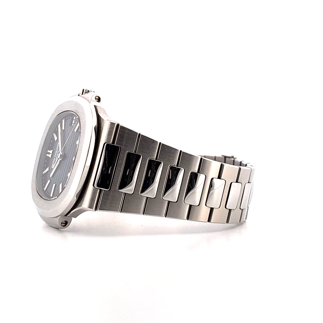 Patek Philippe Nautilus 40 mm Edelstahl mit blauem Zifferblatt im Seitenprofil auf weißem Hintergrund