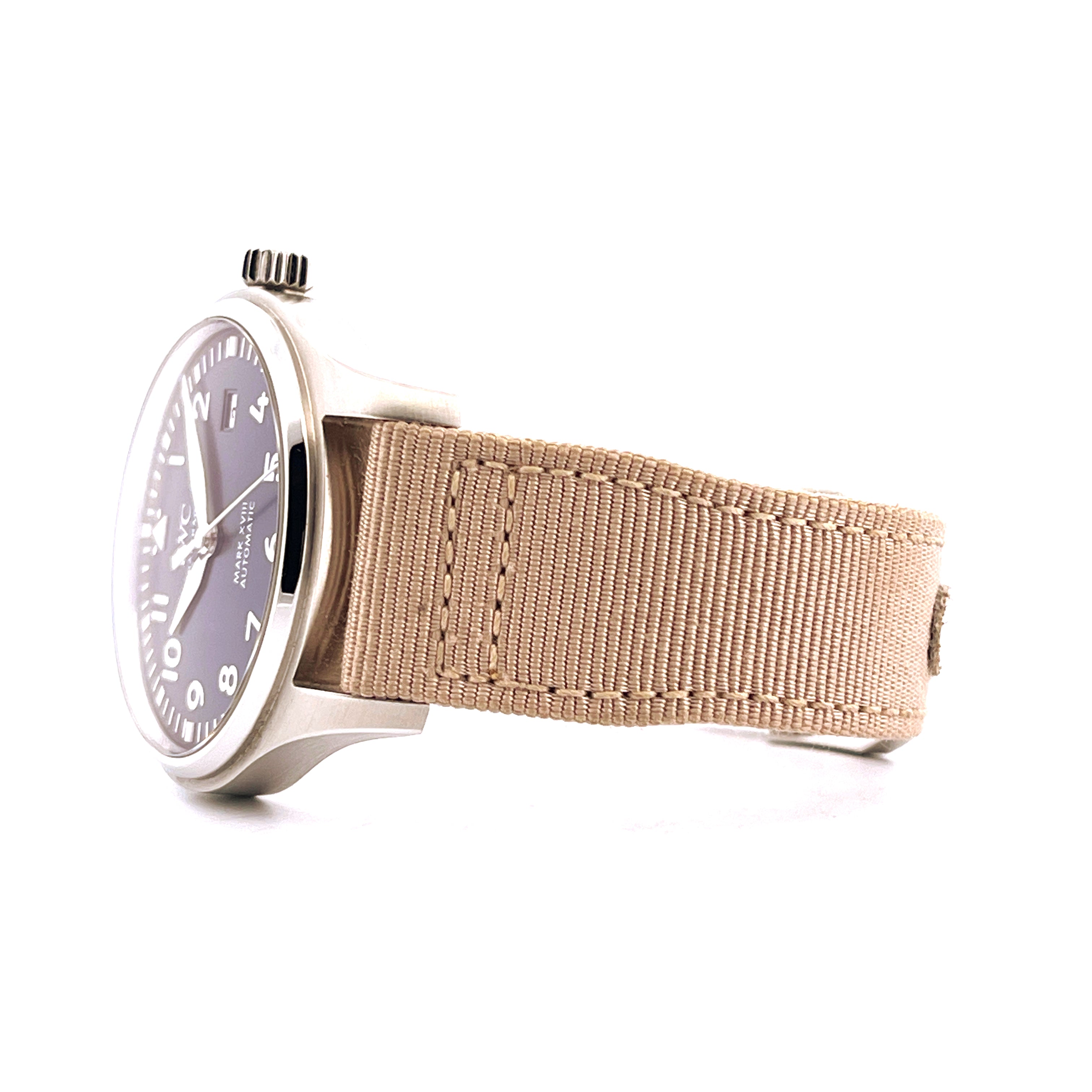 Seitenansicht einer IWC Mark XVIII Le Petit Prince Uhr mit dunkelblauem Zifferblatt und beigem Textilarmband