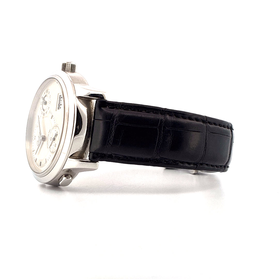 Glashütte Original PanoMatic Venue Zweite Zeitzone aus Stahl mit schwarzem Krokoband von der Seite gesehen