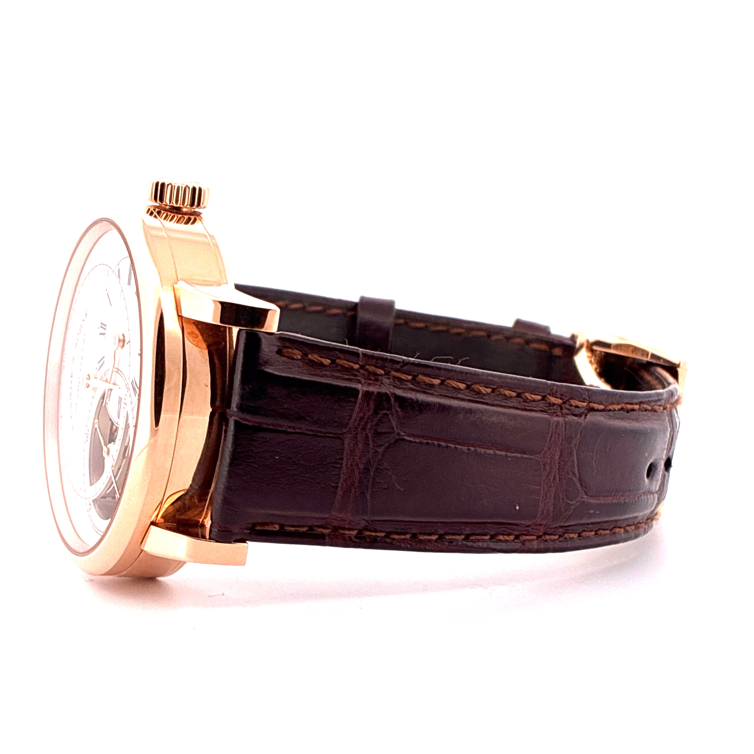 A. Lange & Söhne Tourbillon Pour Le Merite Roségold-Uhr mit braunem Krokodillederarmband und Dornschließe im Profil auf weißem Hintergrund