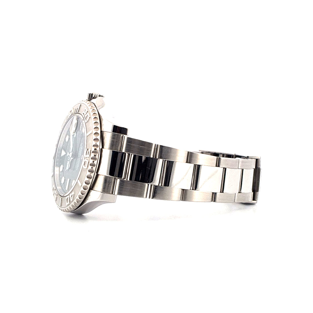 Seitenansicht einer Rolex Yacht-Master 37 aus Edelstahl mit Oyster-Armband und glatter Lünette vor weißem Hintergrund