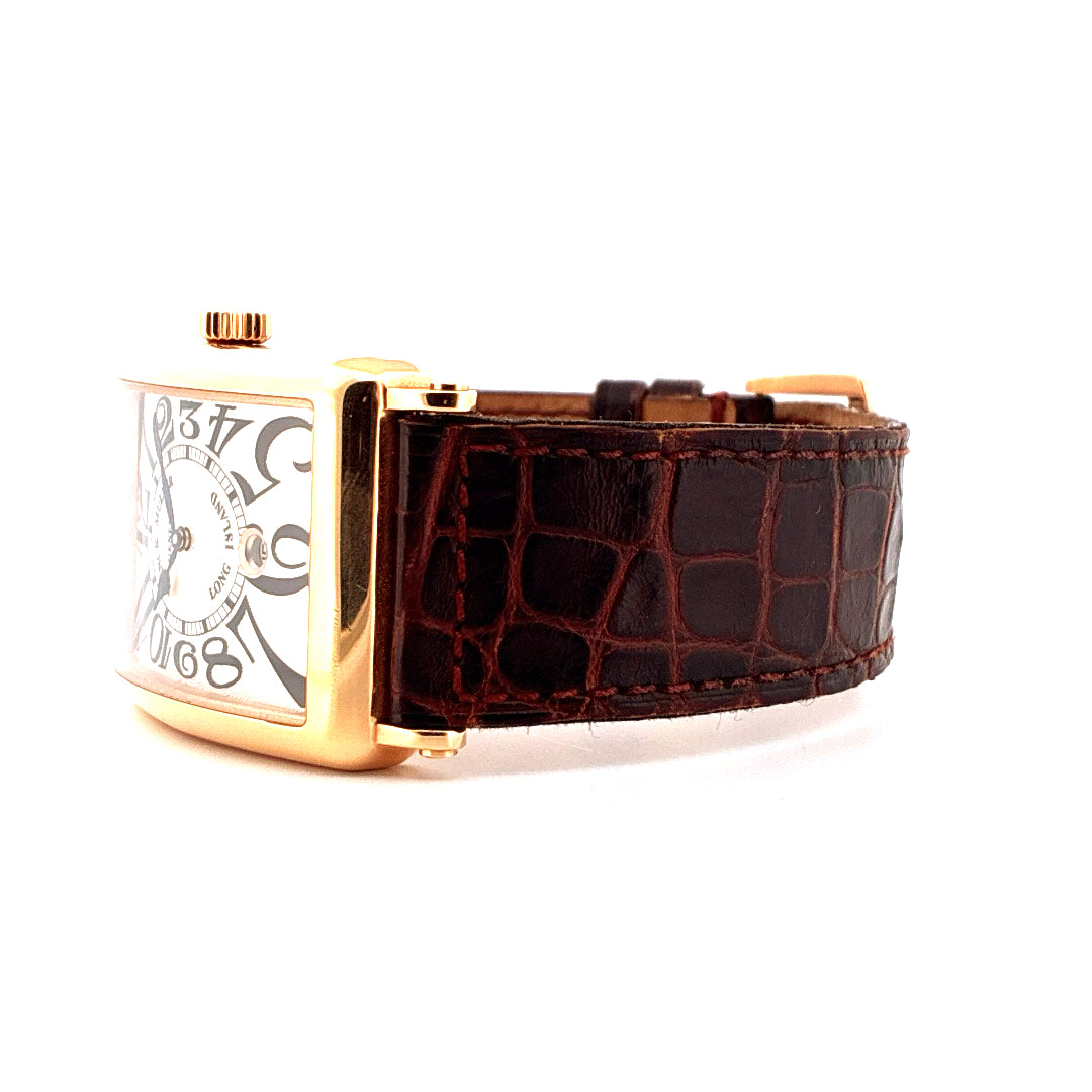 Franck Muller Long Island Roségold im Profil mit braunem Kroko-Lederarmband und arabischen Ziffern auf dem Zifferblatt