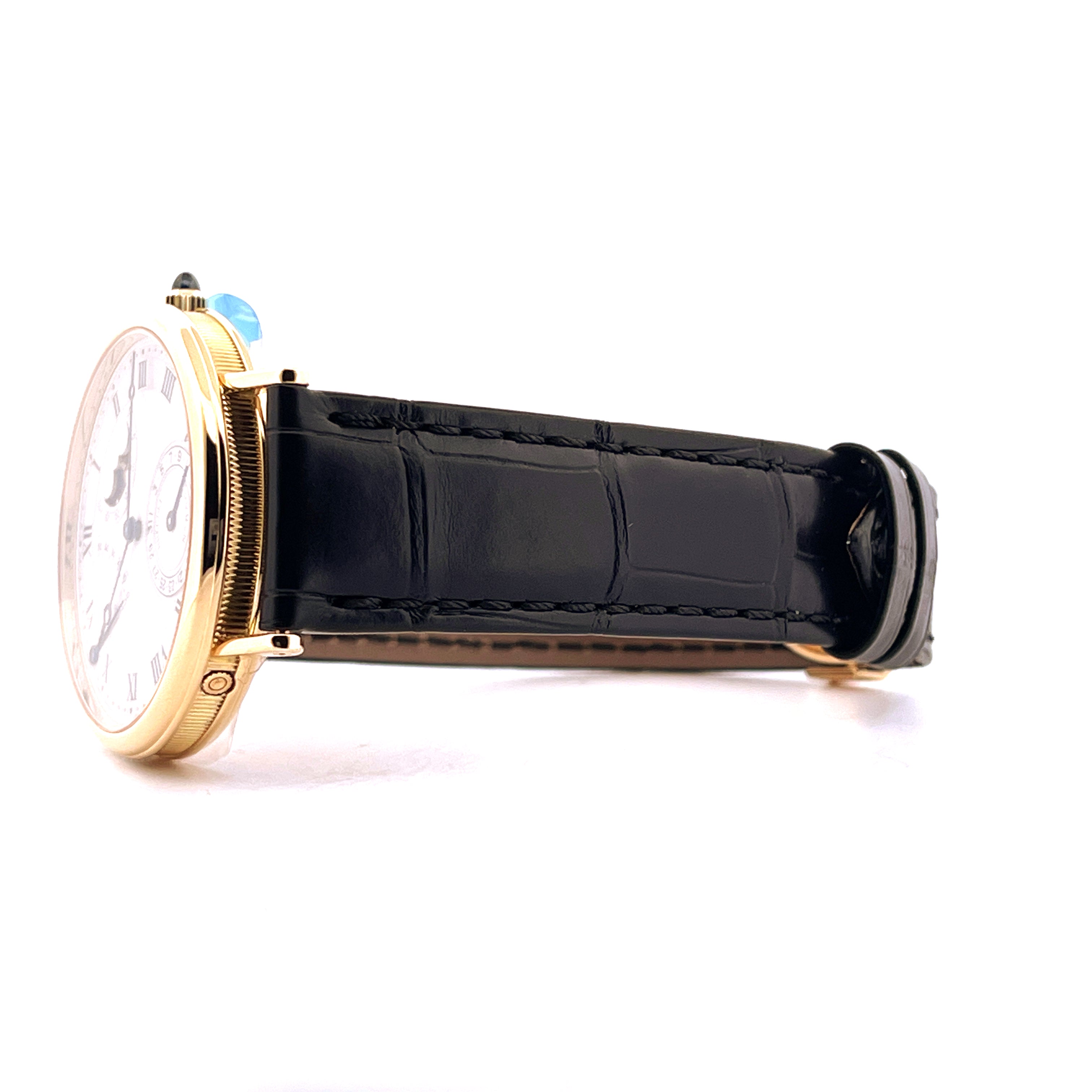 Seitenansicht einer gelbgoldenen Breguet Classique Power Reserve mit schwarzem Krokolederarmband