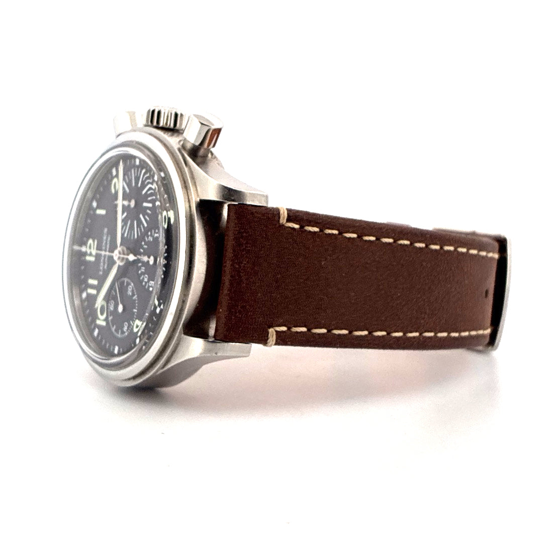 Longines Avigation Bigeye im Seitenprofil mit braunem Lederarmband und weißem Hintergrund