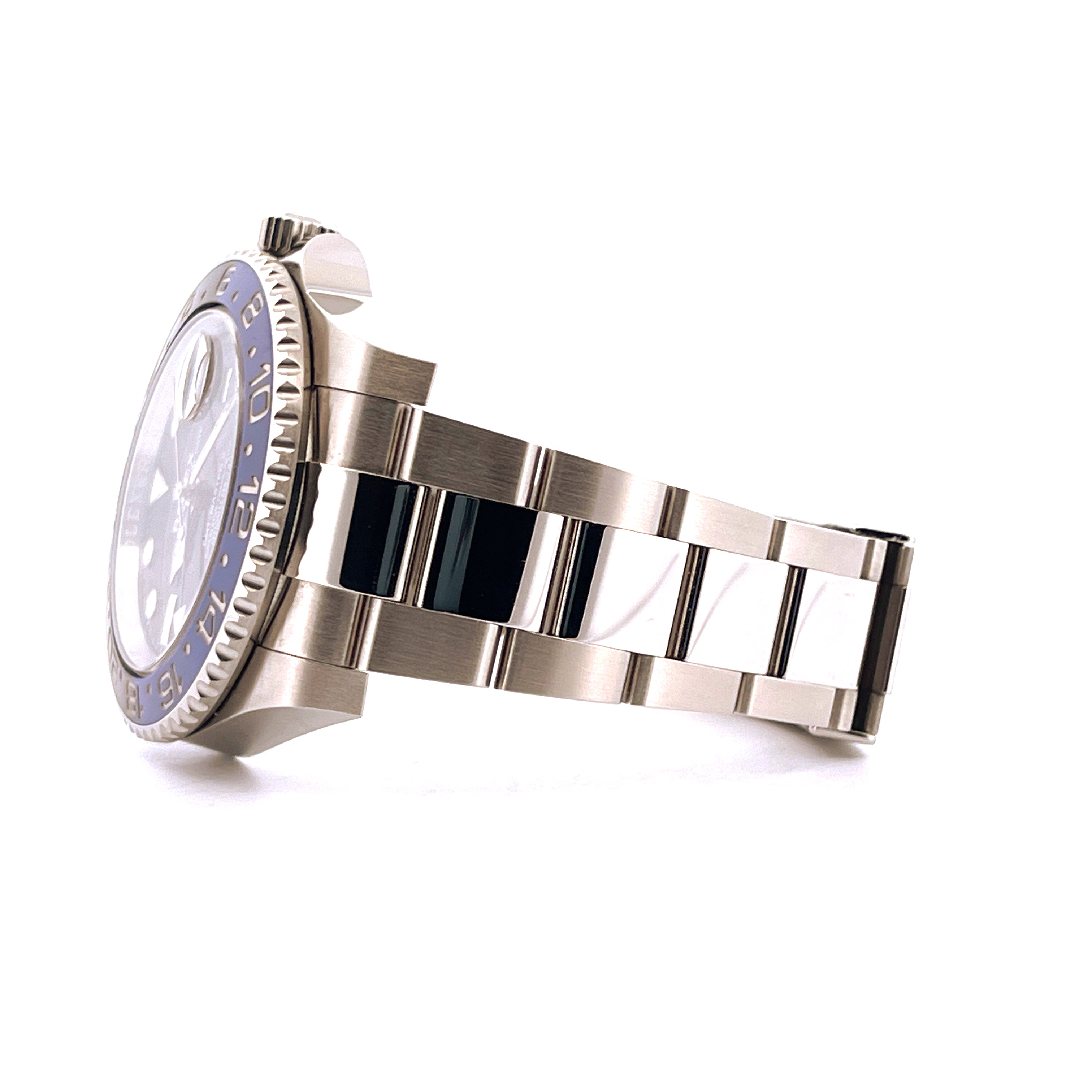 Rolex GMT-Master II Batman im Detail, Stahlgehäuse und bicolor Armband auf weißem Hintergrund