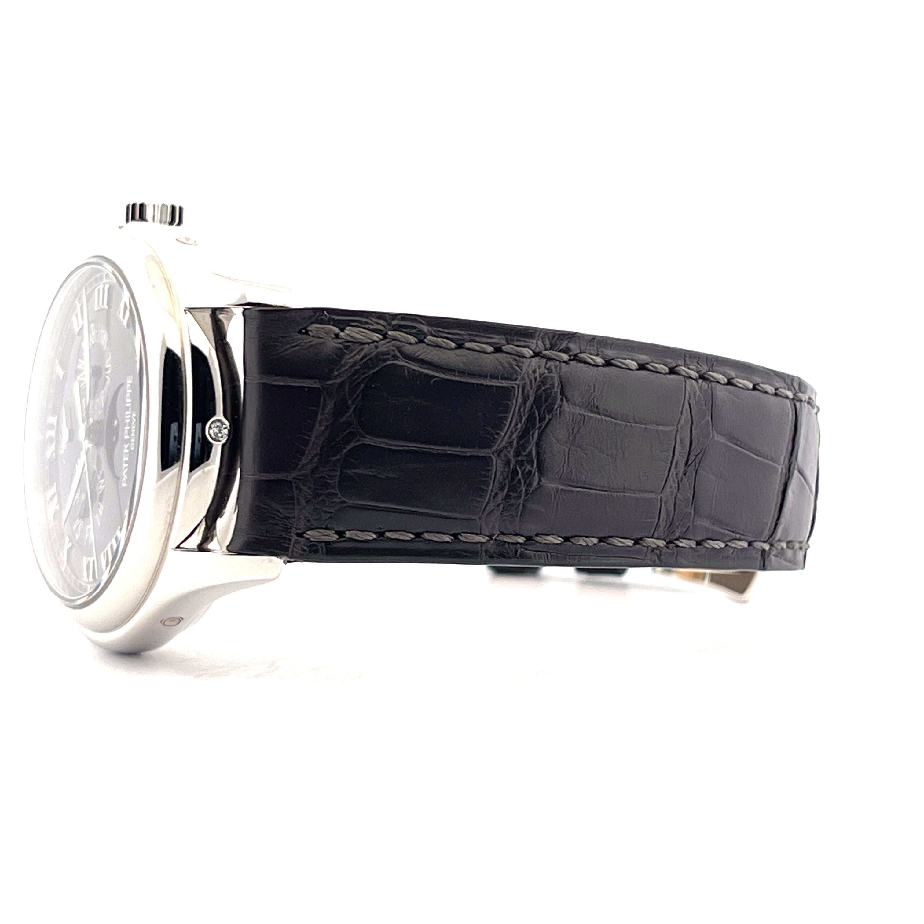 Seitenansicht einer Patek Philippe Annual Calendar 5056P-001 aus Platin mit schwarzem Kroko-Lederarmband
