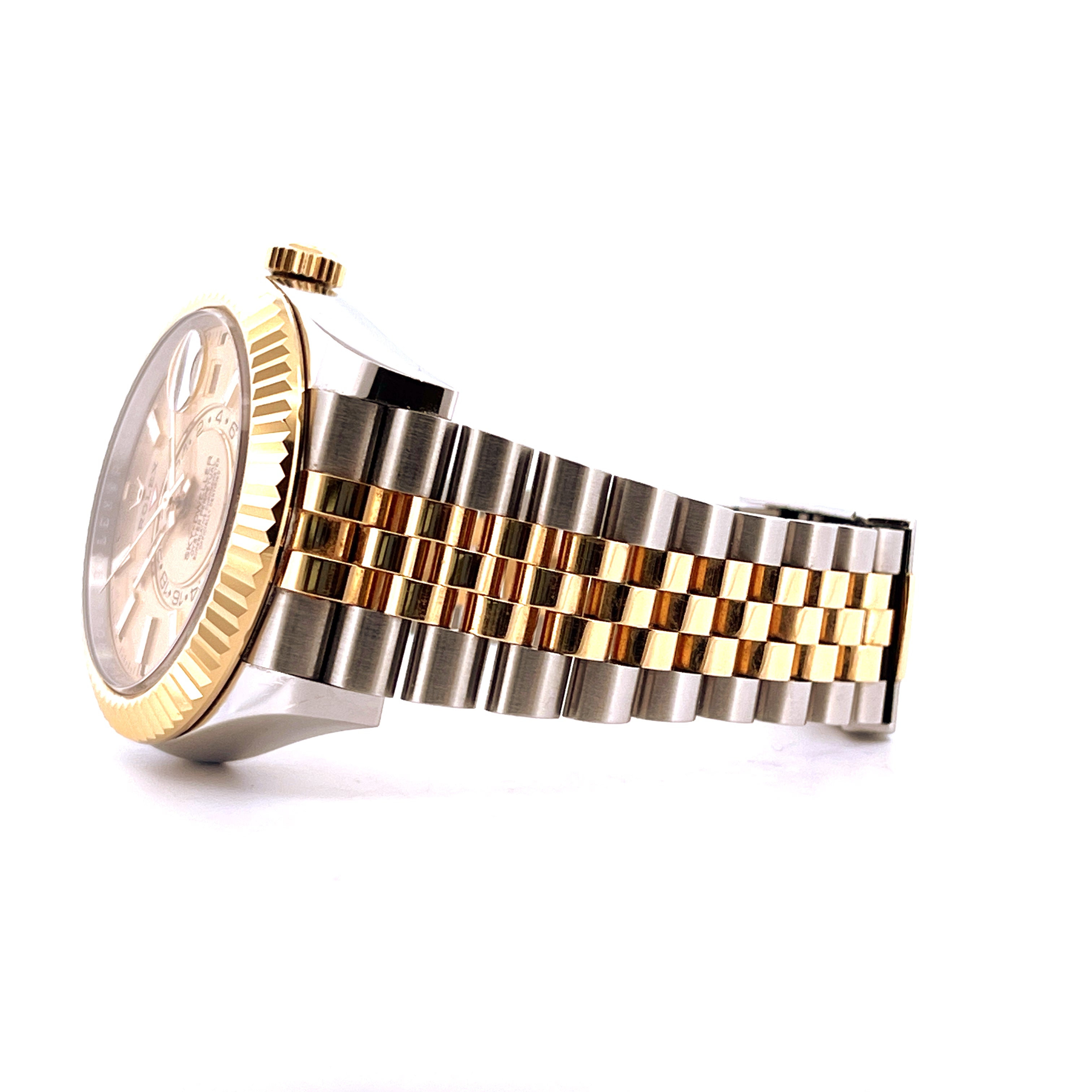 Rolex Sky-Dweller Stahl und Gold Jubilee in Seitenansicht auf weißem Hintergrund