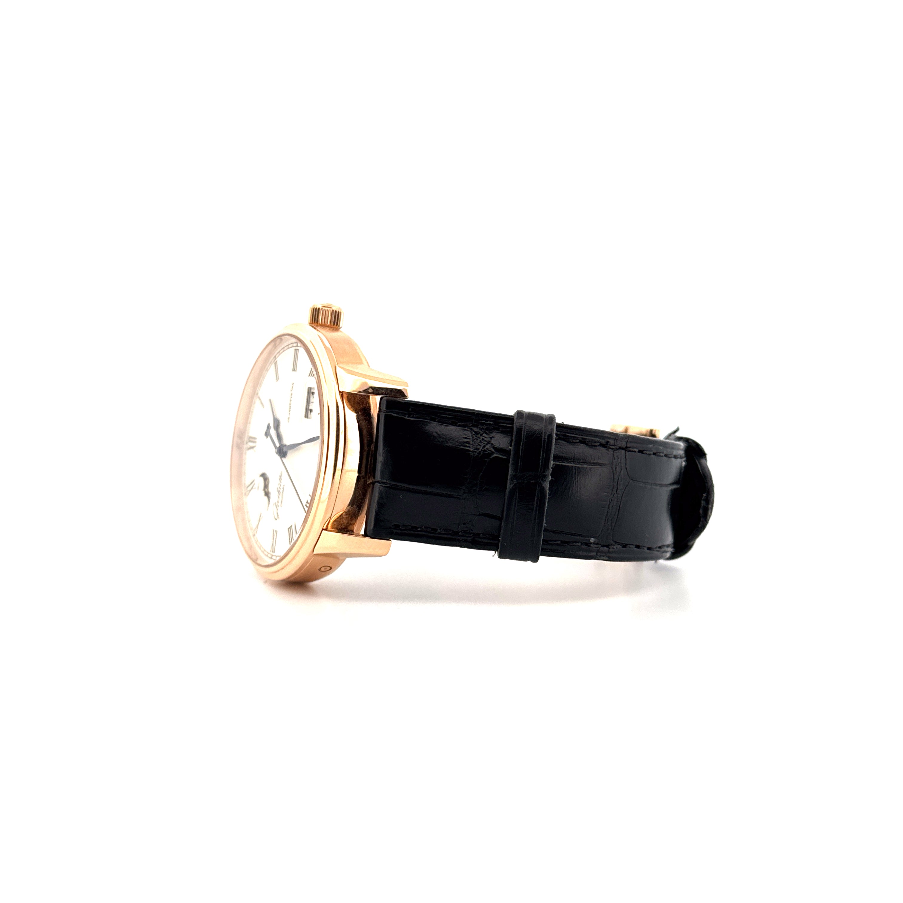 Glashütte Original Senator PanoMaticLunar im Seitenprofil mit Roségolduhrgehäuse und schwarzem Lederarmband
