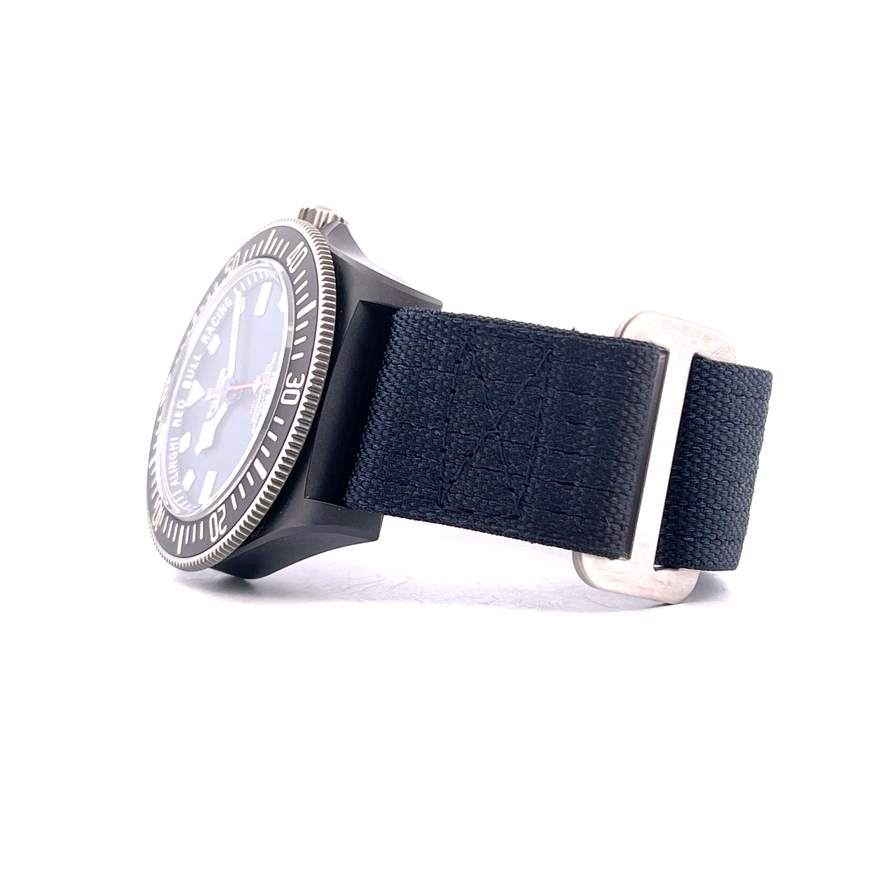 Tudor Alinghi Red Bull Pelagos FXD Carbon im Seitenprofil mit schwarzem Stoffarmband
