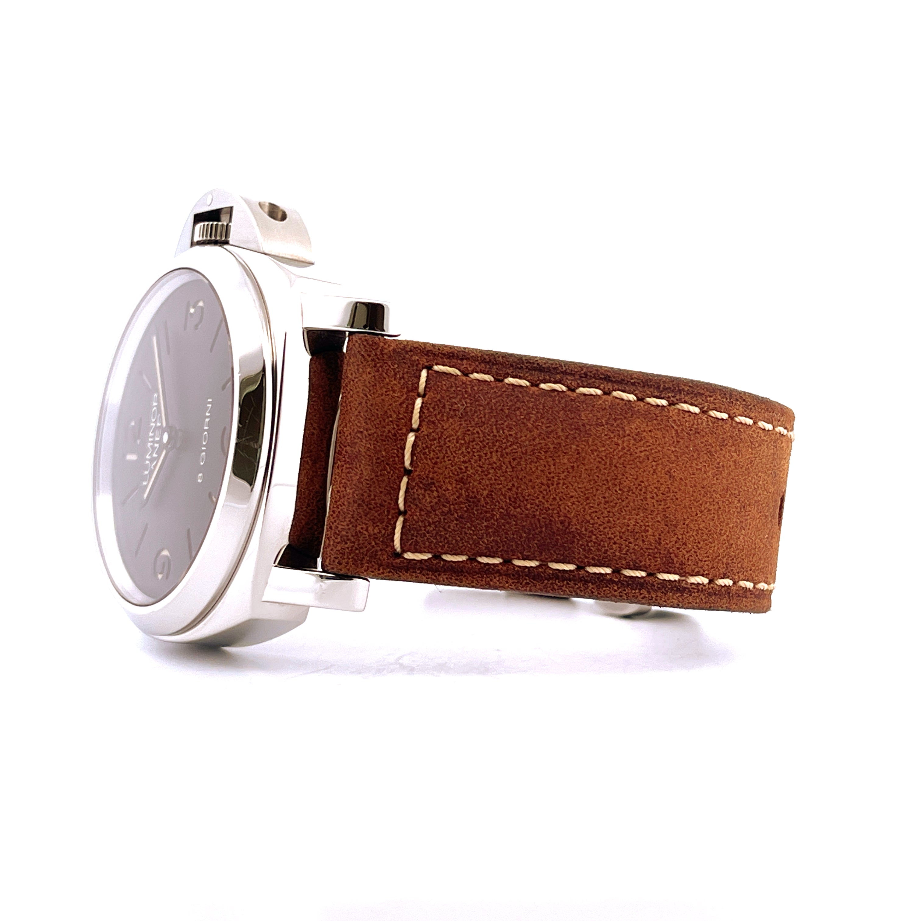 Seitenansicht einer Panerai Luminor Pam00914 Uhr mit braunem Lederarmband