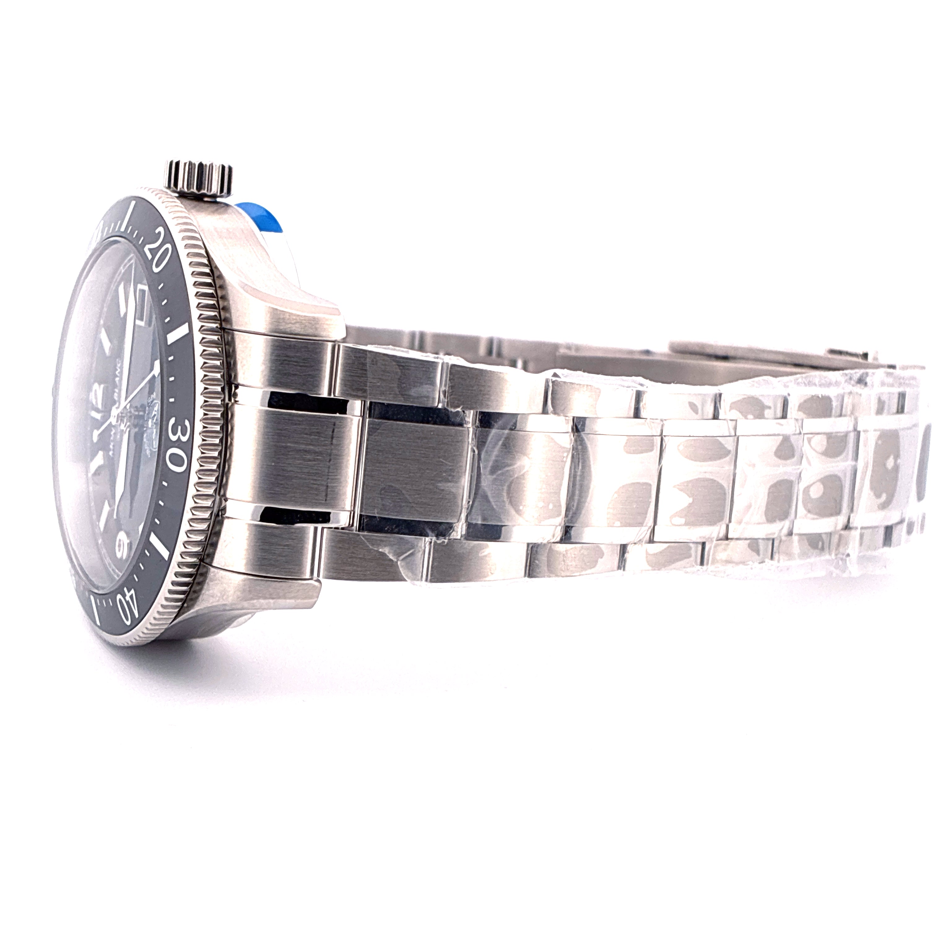 Montblanc 1858 Iced Sea Automatik Stahluhr von der Seite mit Armband im Neu Zustand