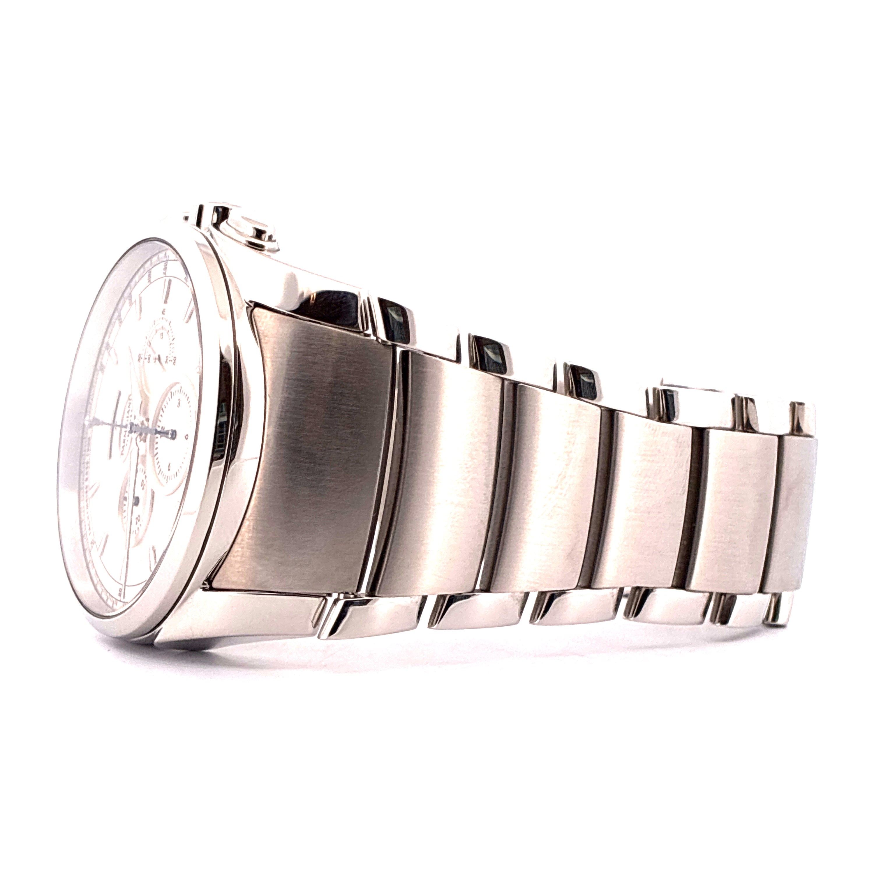 Parmigiani Fleurier Tonda Metrographe mit weißem Zifferblatt, von der Seite aufgenommen, Stahlgehäuse und Gliederarmband vor weißem Hintergrund