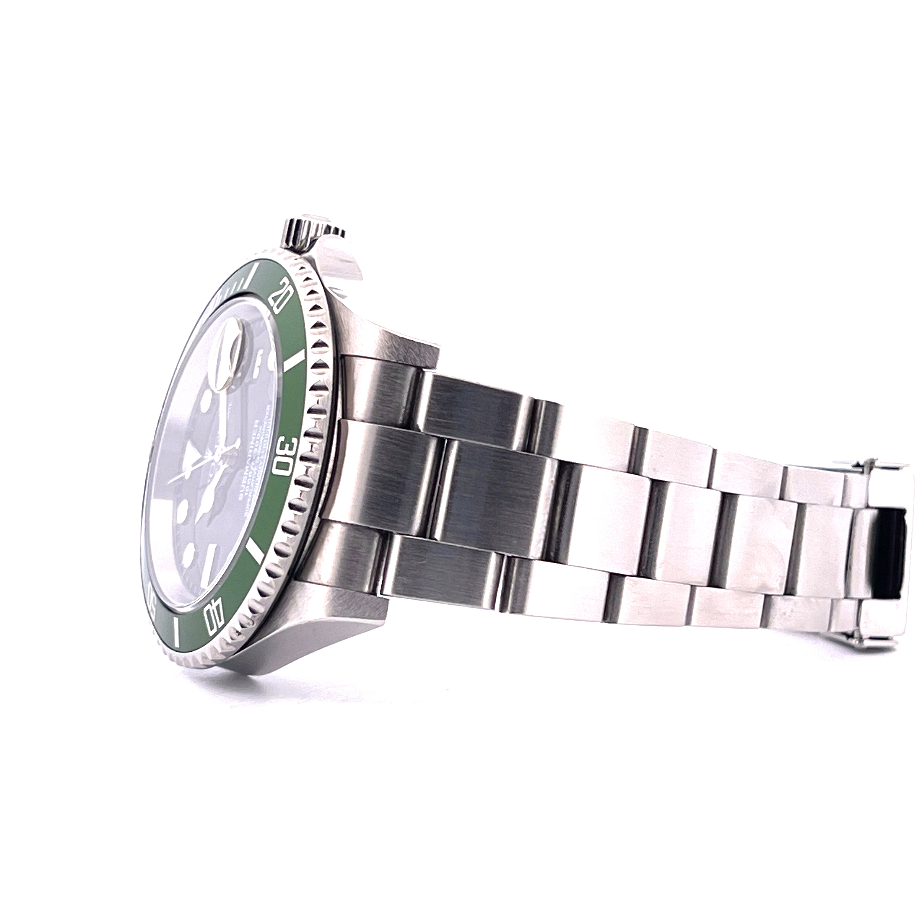 Rolex Submariner Date Kermit mit grünem Zifferblatt und Stahlarmband im Seitenprofil auf Weiss