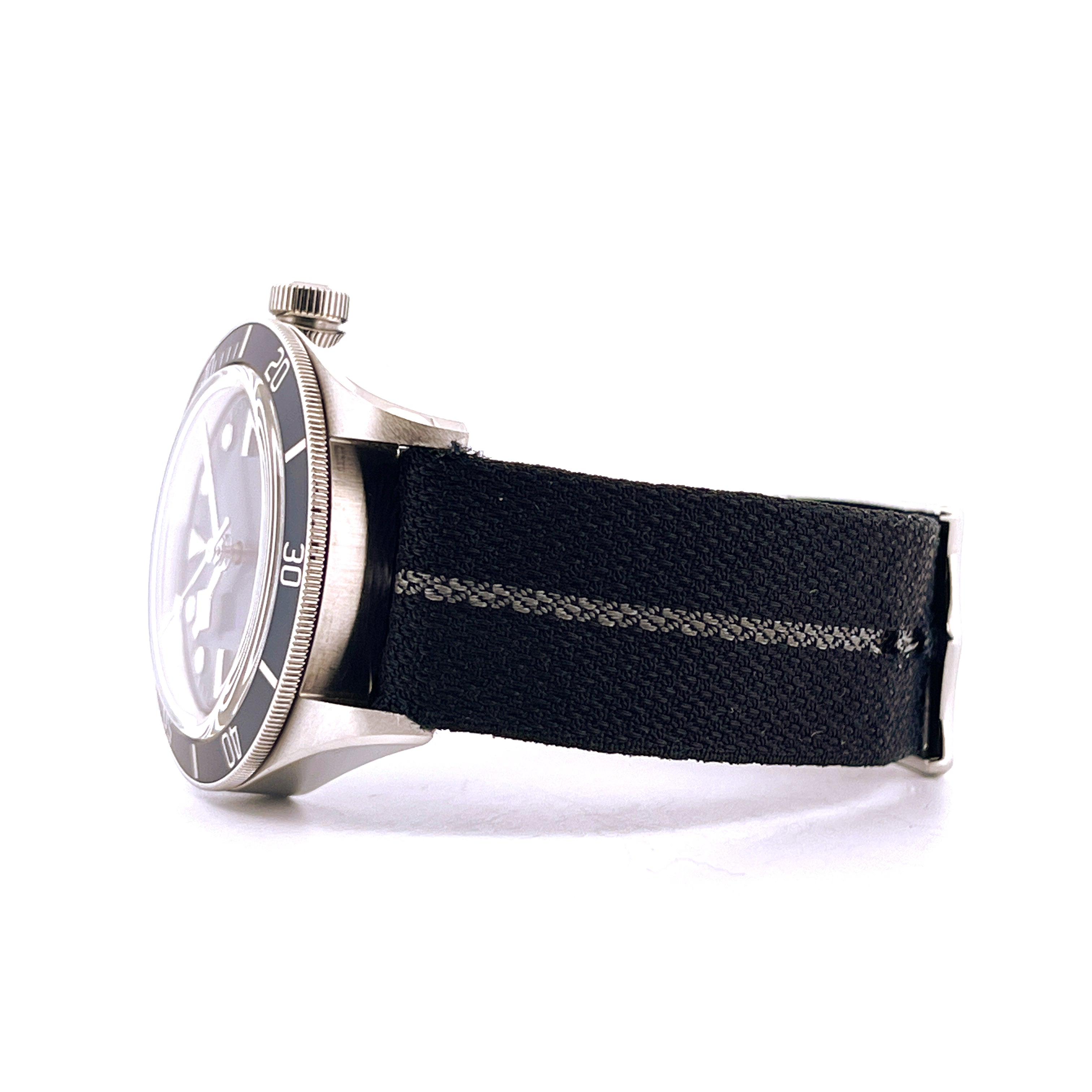 Seitenansicht einer Tudor Black Bay Fifty-Eight Navy Blue (2022) mit schwarzem Textilarmband