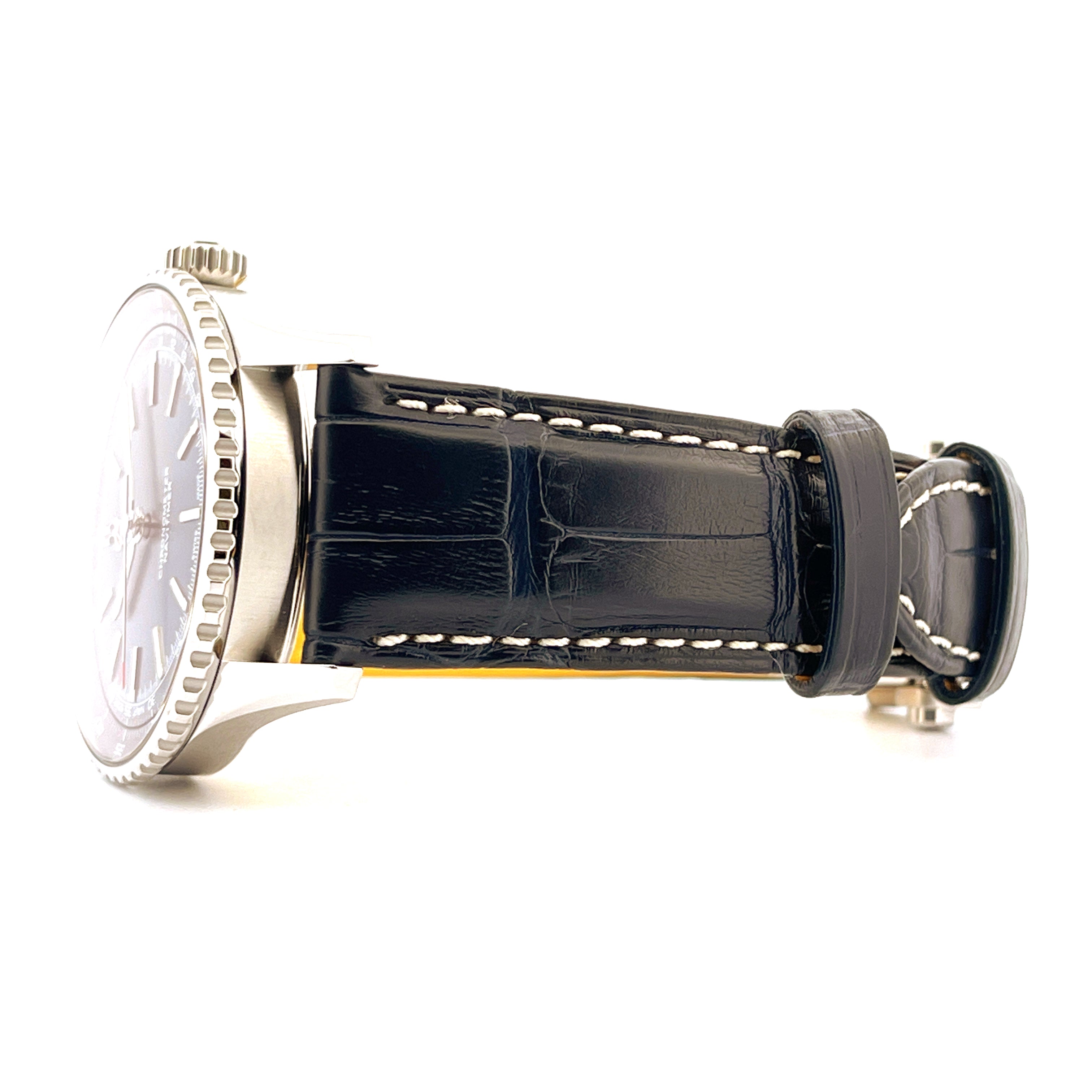 Breitling Navitimer Automatic 41 im Seitenprofil mit schwarzem Krokolederarmband