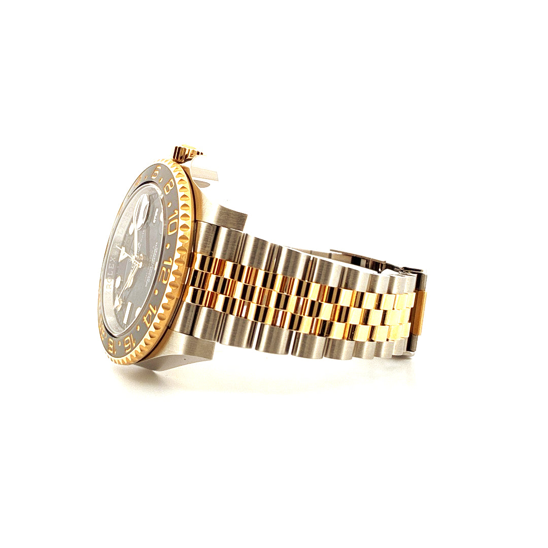 Rolex GMT-Master II Stahl/Gelbgold Seitenansicht mit bicolor Jubilee-Armband vor weißem Hintergrund