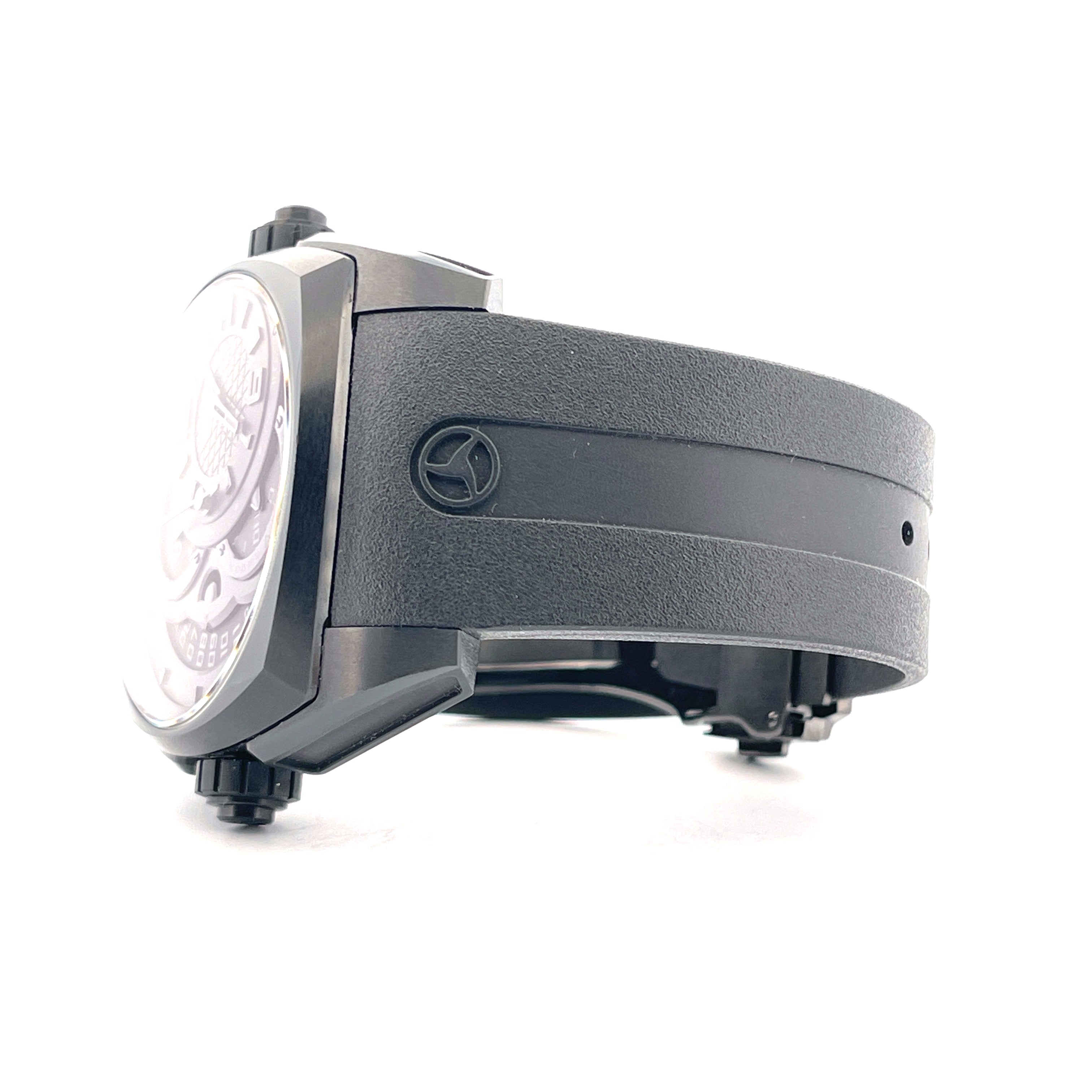 Cyrus Klepcys Chronograph Black DLC Steel im Seitenprofil auf weißem Hintergrund