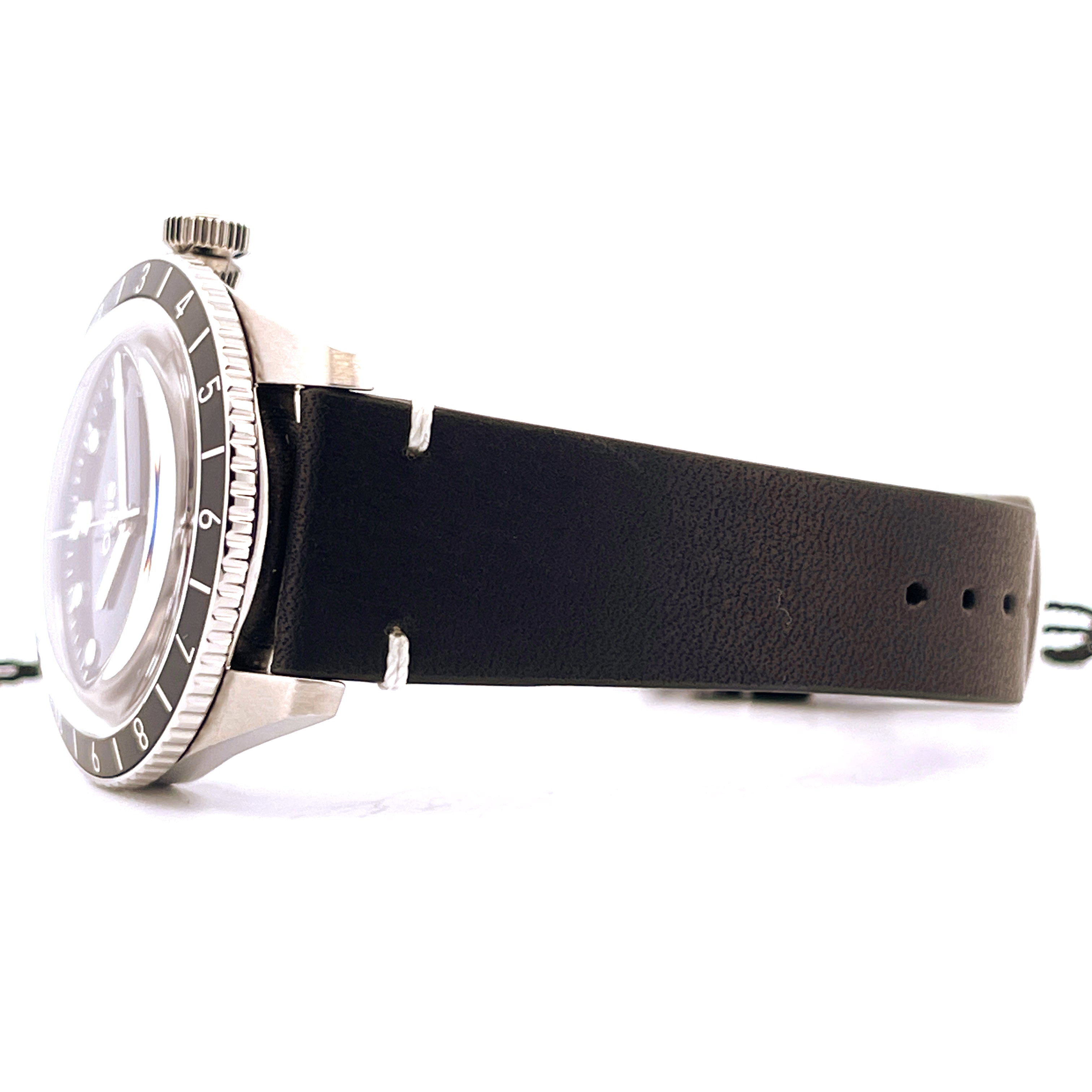 Oris Divers Sixty Five im Profil mit schwarzem Lederarmband und Edelstahlgehäuse