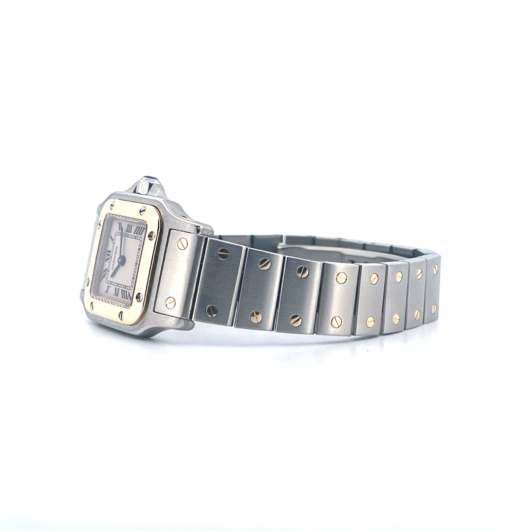 Cartier Santos Galbée im Seitenprofil, Stahl und Gelbgold mit Band und römischem Zifferblatt