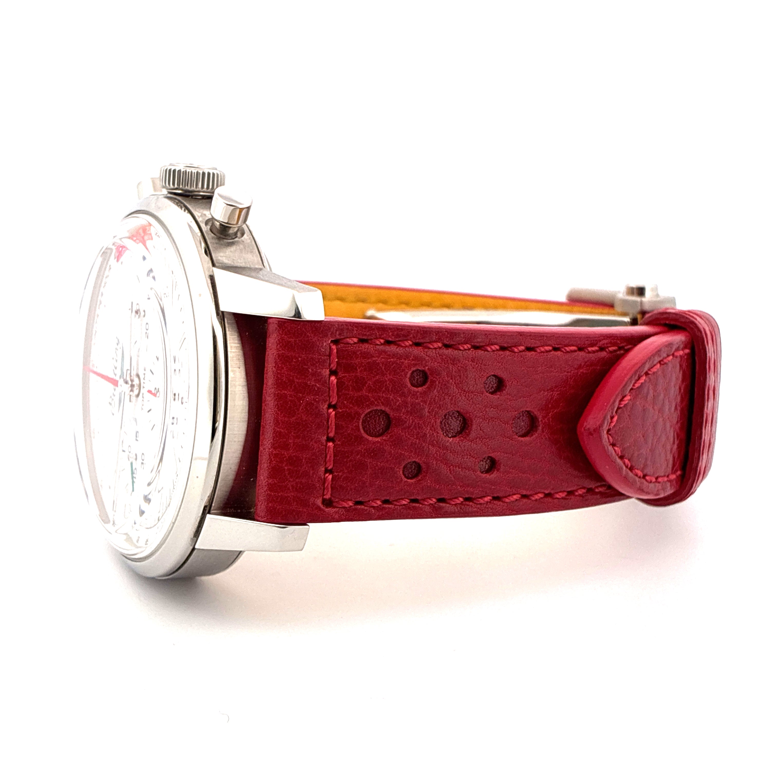 Seitenansicht der Breitling Top Time B01 Ford Thunderbird mit rotem Lederarmband