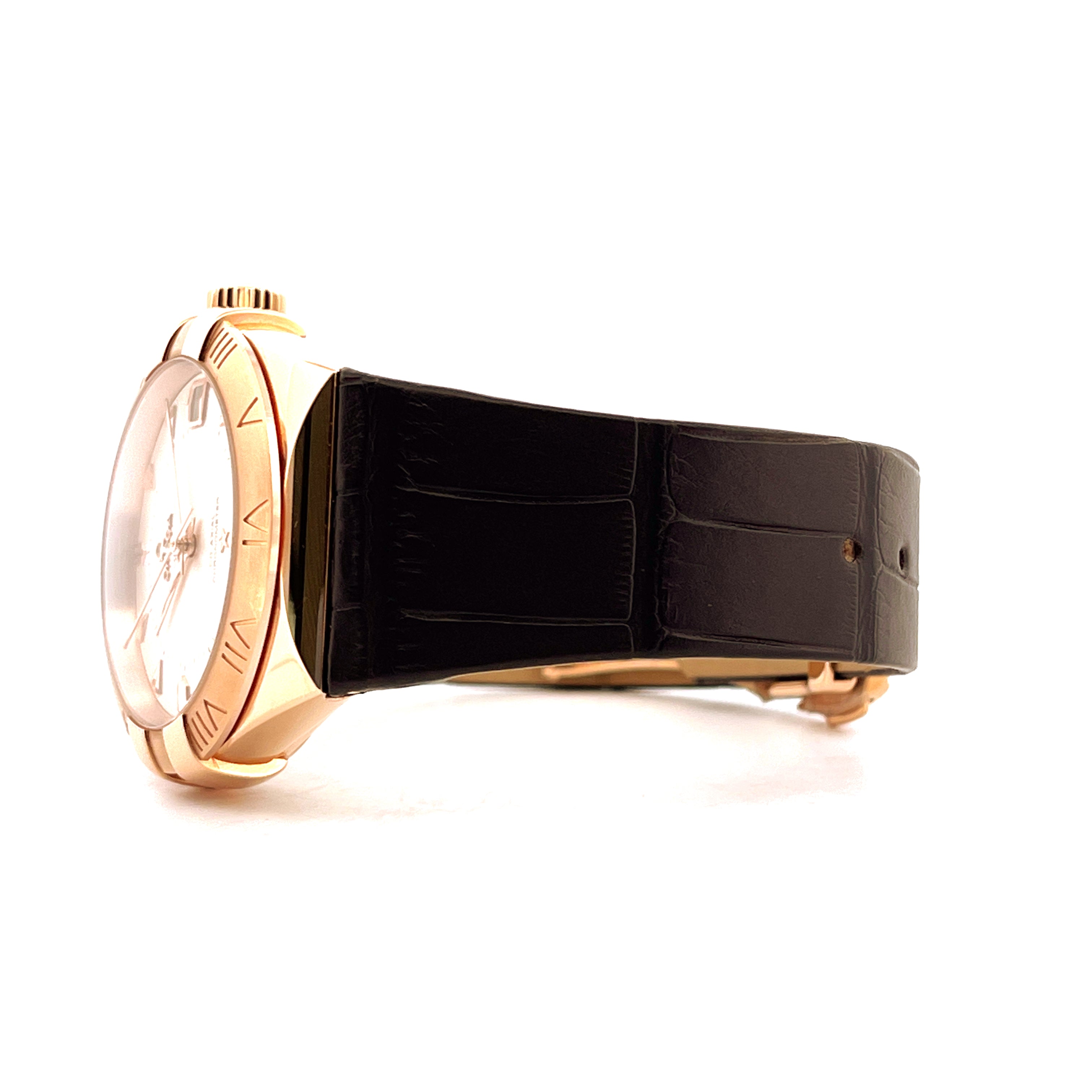 Omega Constellation Limited Edition 1952 Roségold mit schwarzem Lederarmband Seitenansicht auf weißem Hintergrund